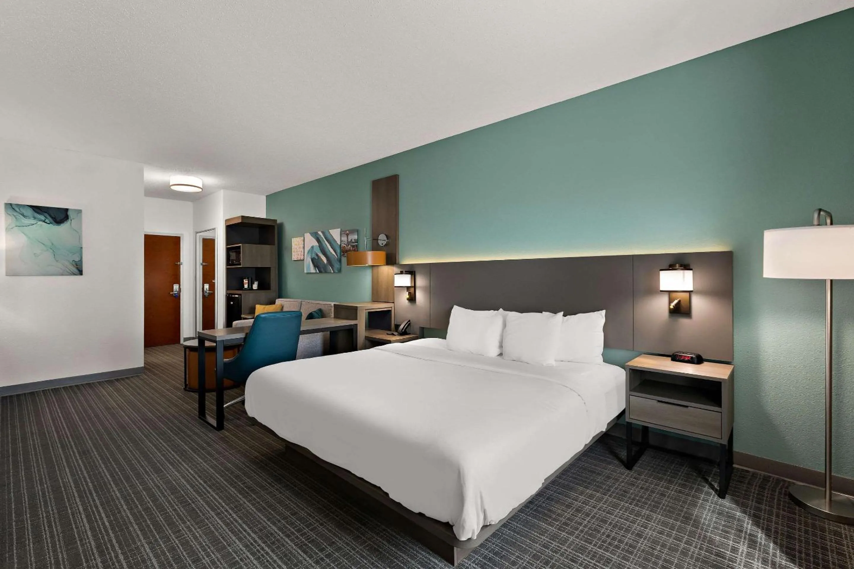 Bedroom, Bed in Comfort Inn Powell - Knoxville North