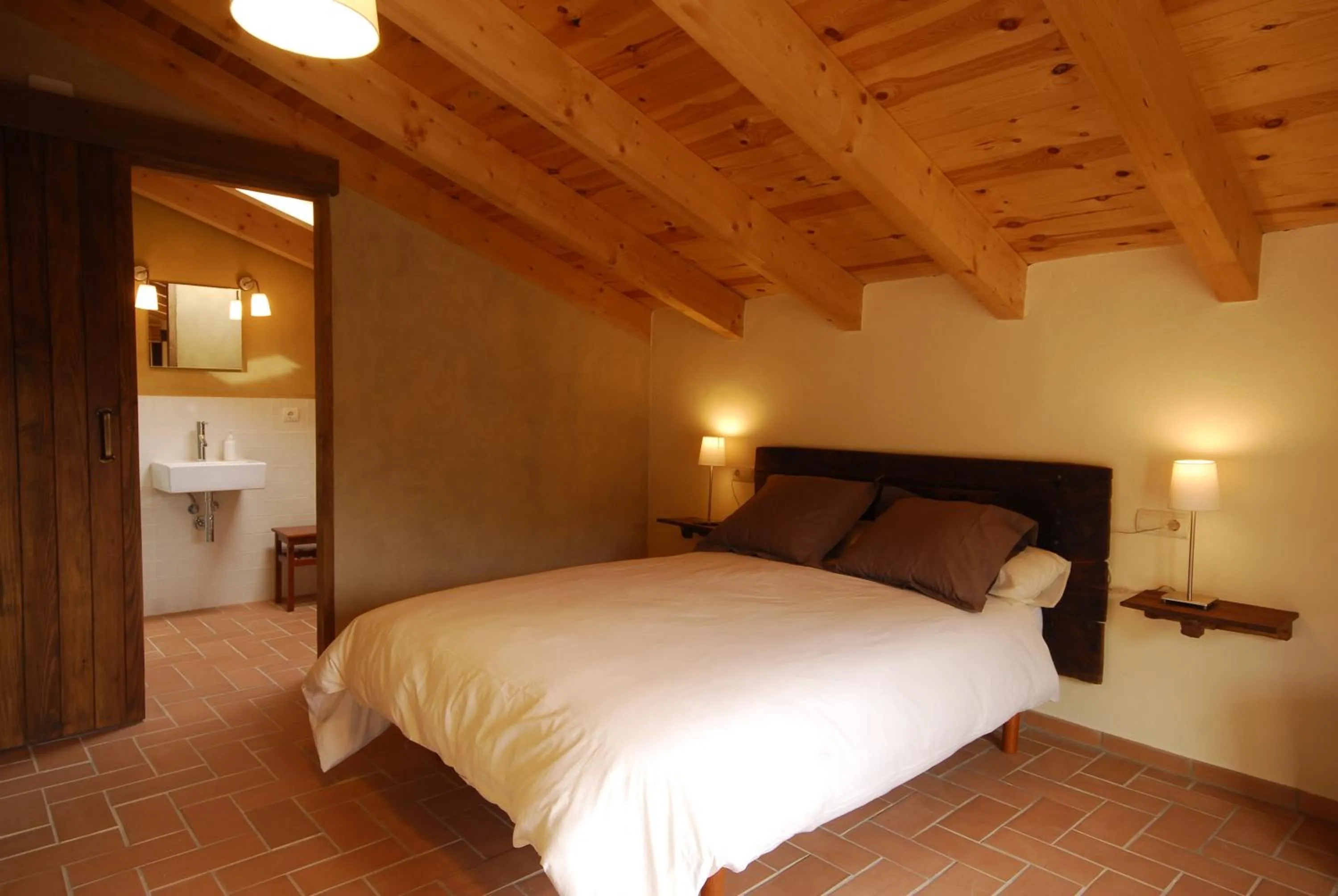 Decorative detail, Bed in O Chardinet d'a Formiga