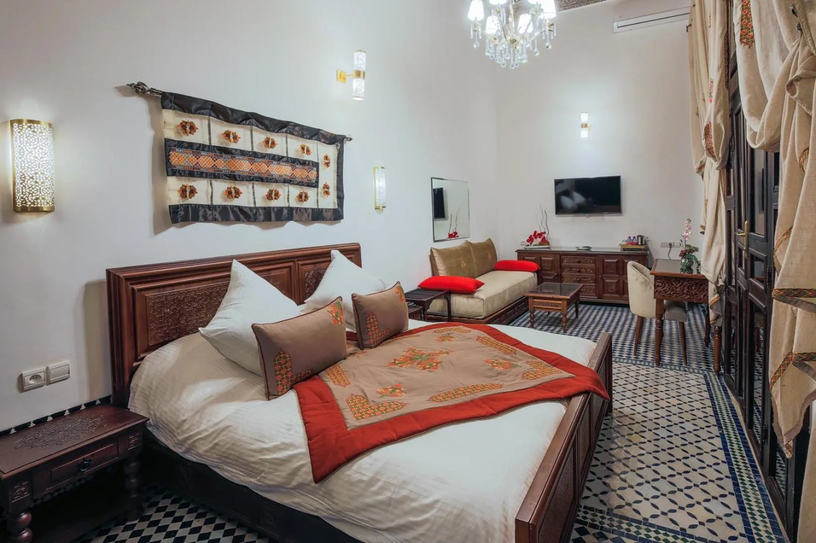 Bed in Le Grand Alcazar - Riad