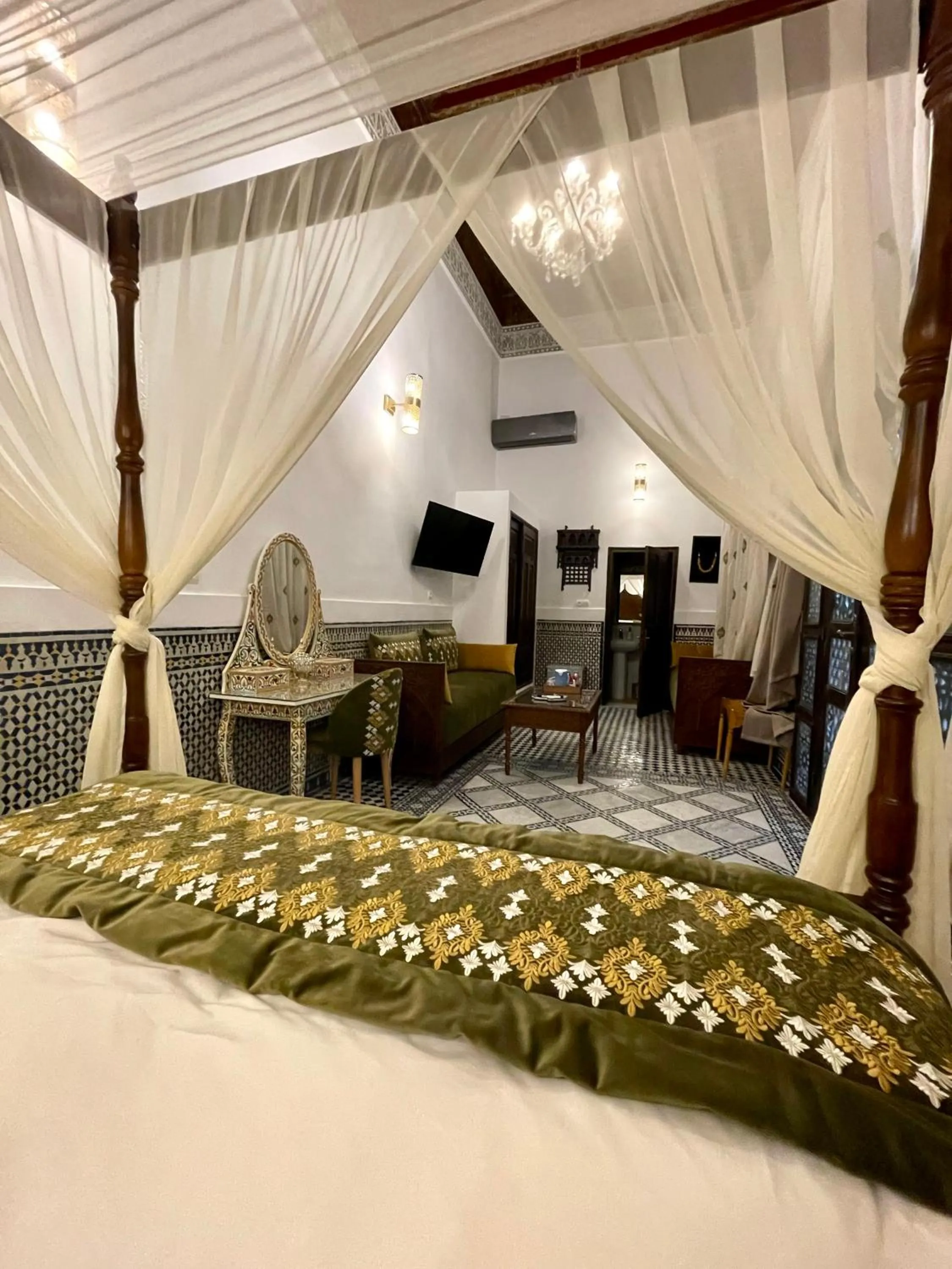 Bed in Le Grand Alcazar - Riad