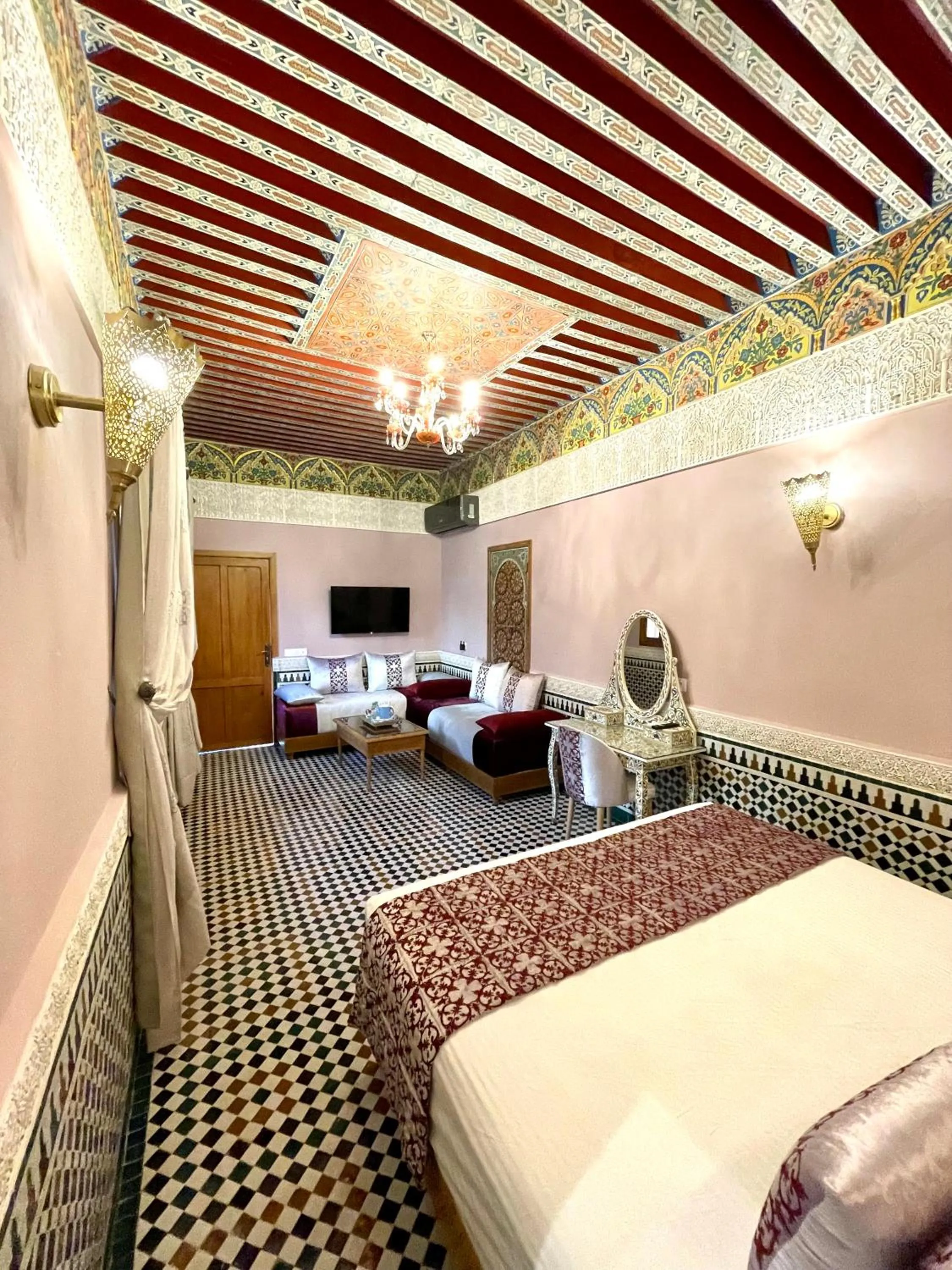 Bed in Le Grand Alcazar - Riad