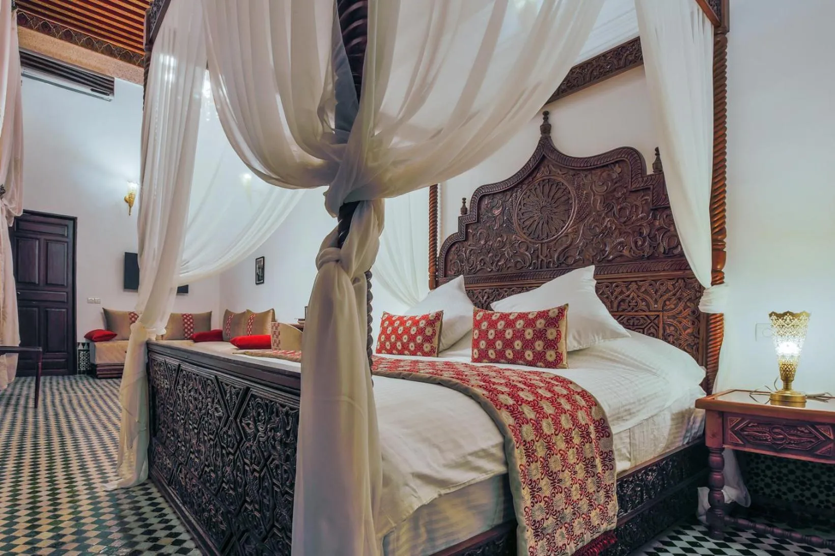 Bed in Le Grand Alcazar - Riad