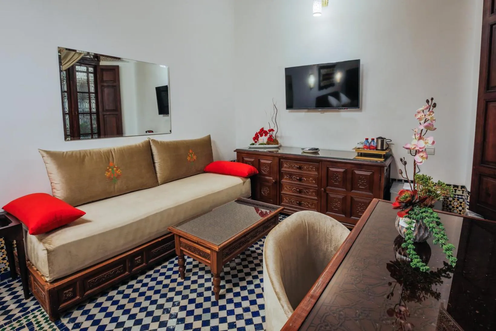 TV and multimedia in Le Grand Alcazar - Riad