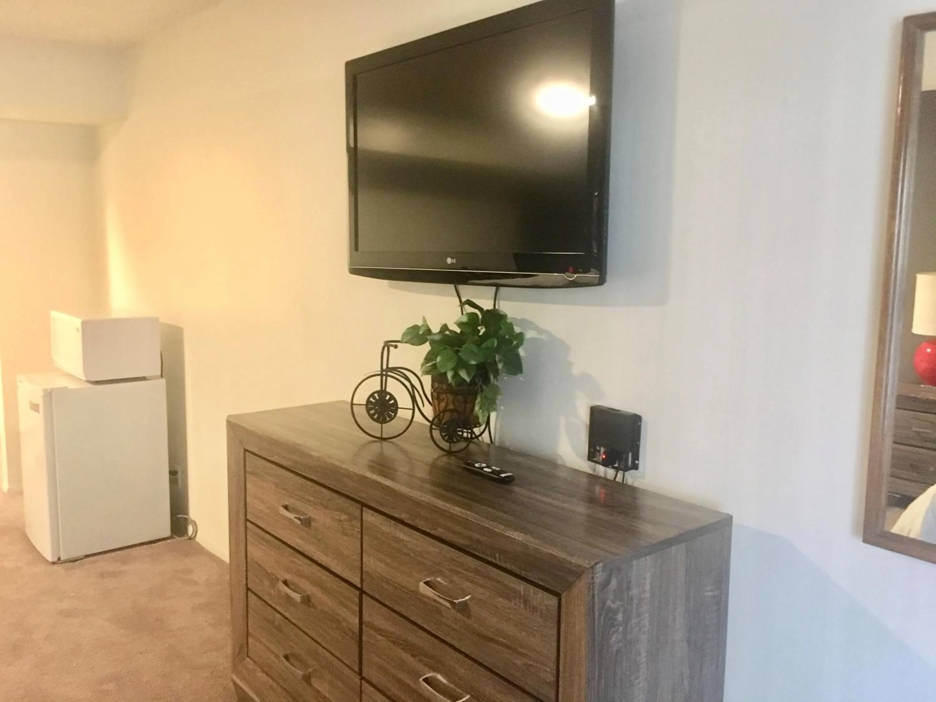 TV and multimedia, TV/Entertainment Center in Siegel Slots and Suites (No Resort Fees)