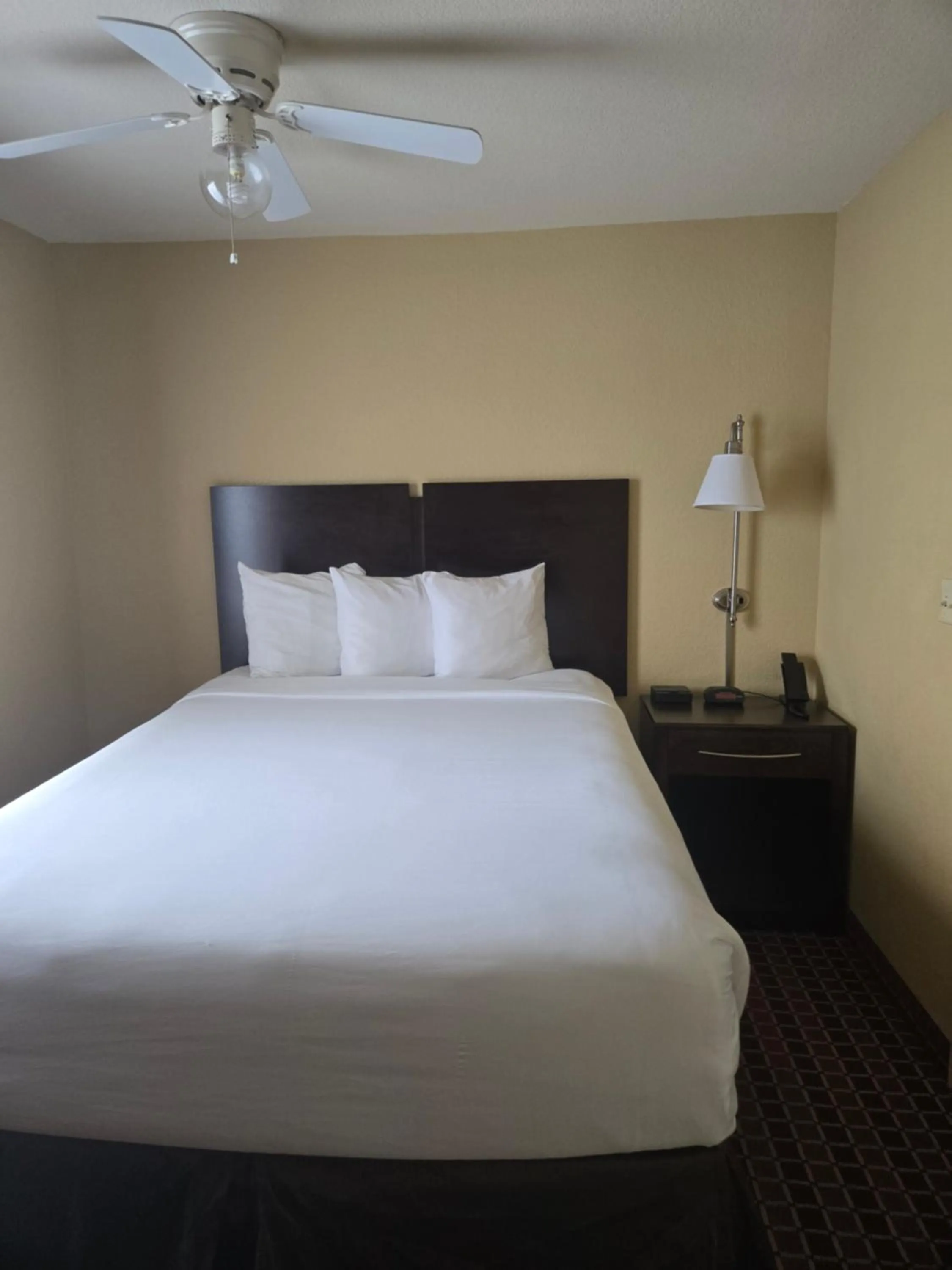 Bed in Affordable Suites of America Rogers - Bentonville