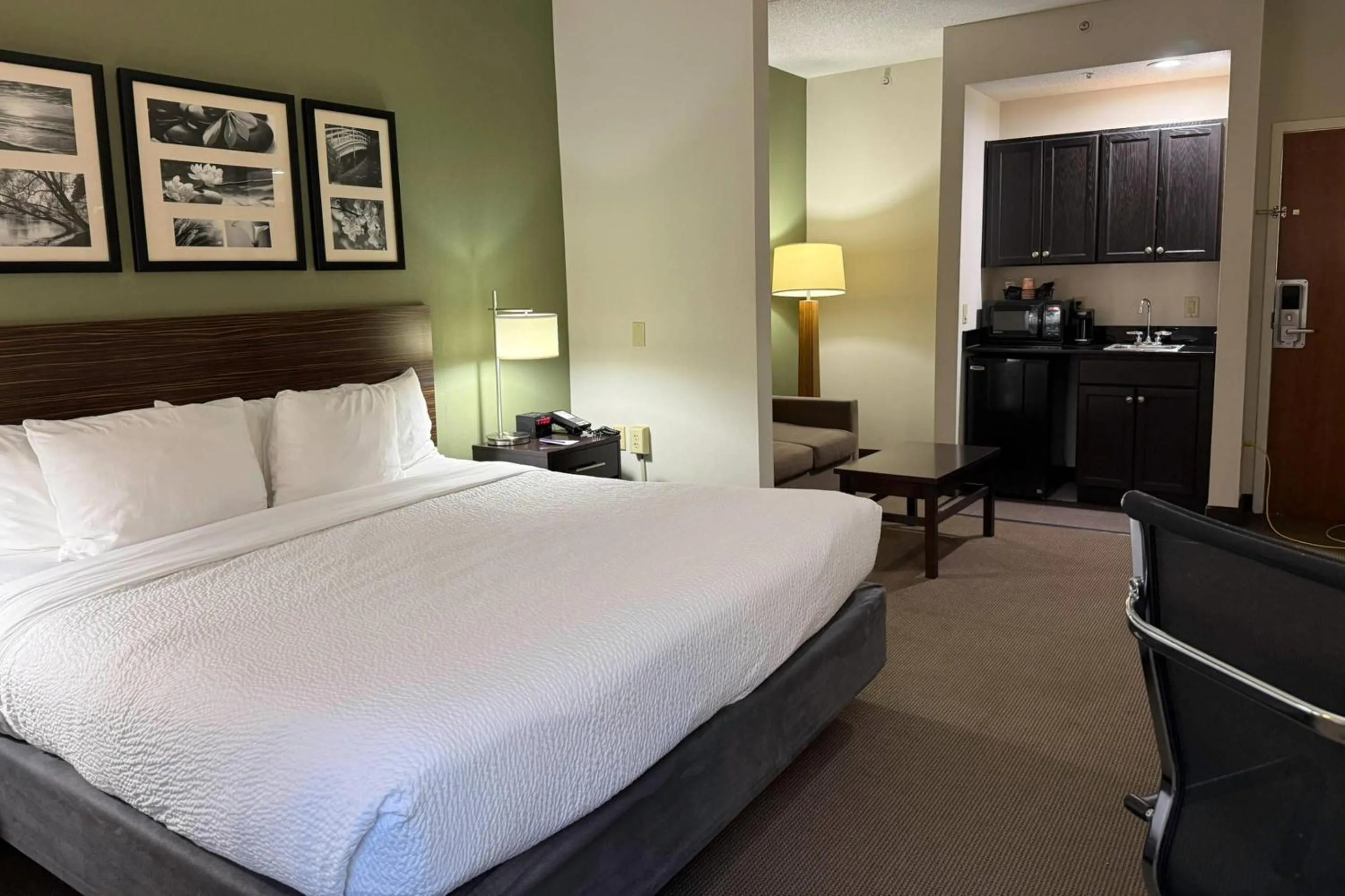 Bedroom, Bed in Sleep Inn & Suites Queensbury - Lake George