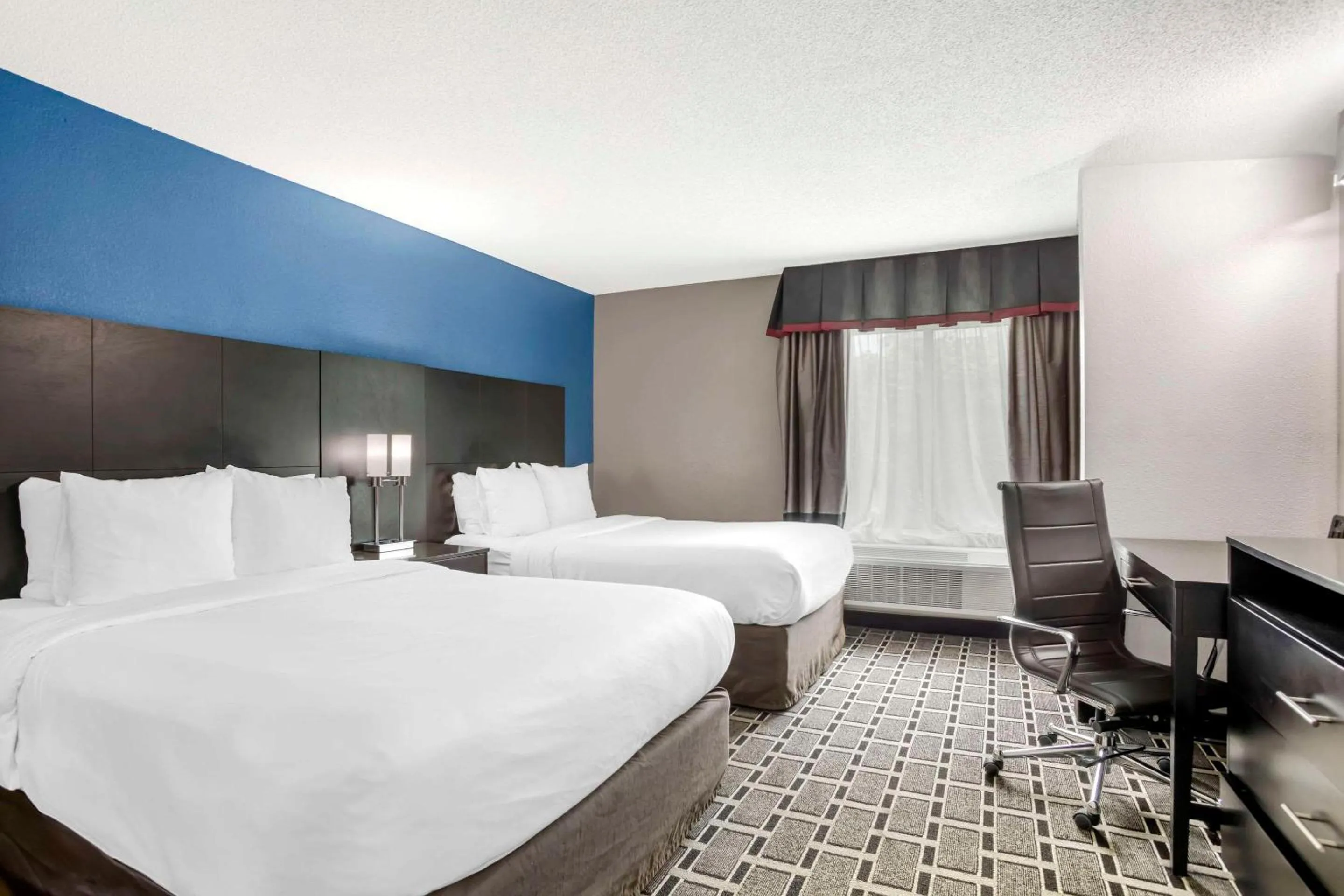 Bedroom, Bed in Comfort Suites Nashville Airport - BNA