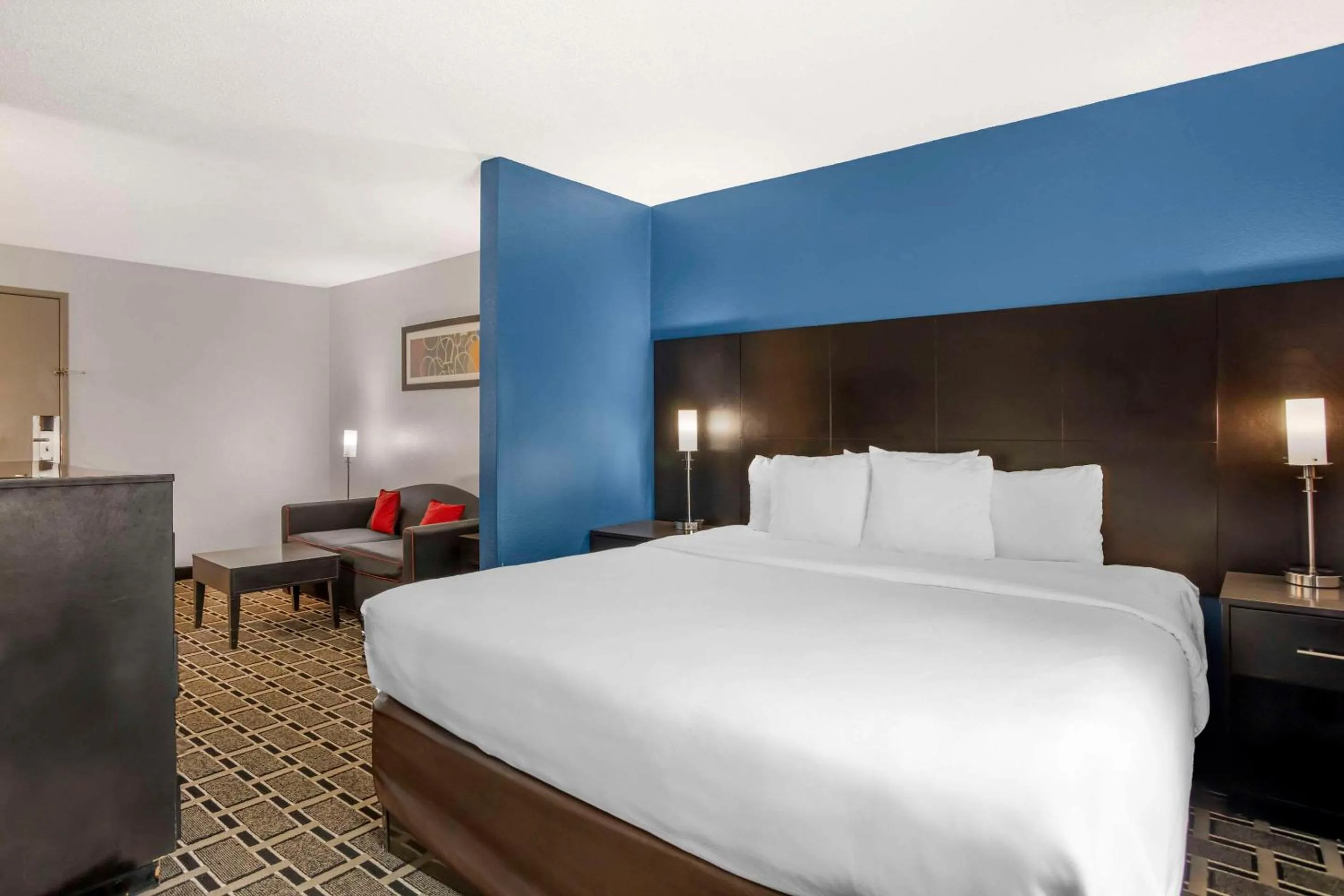 Bedroom, Bed in Comfort Suites Nashville Airport - BNA