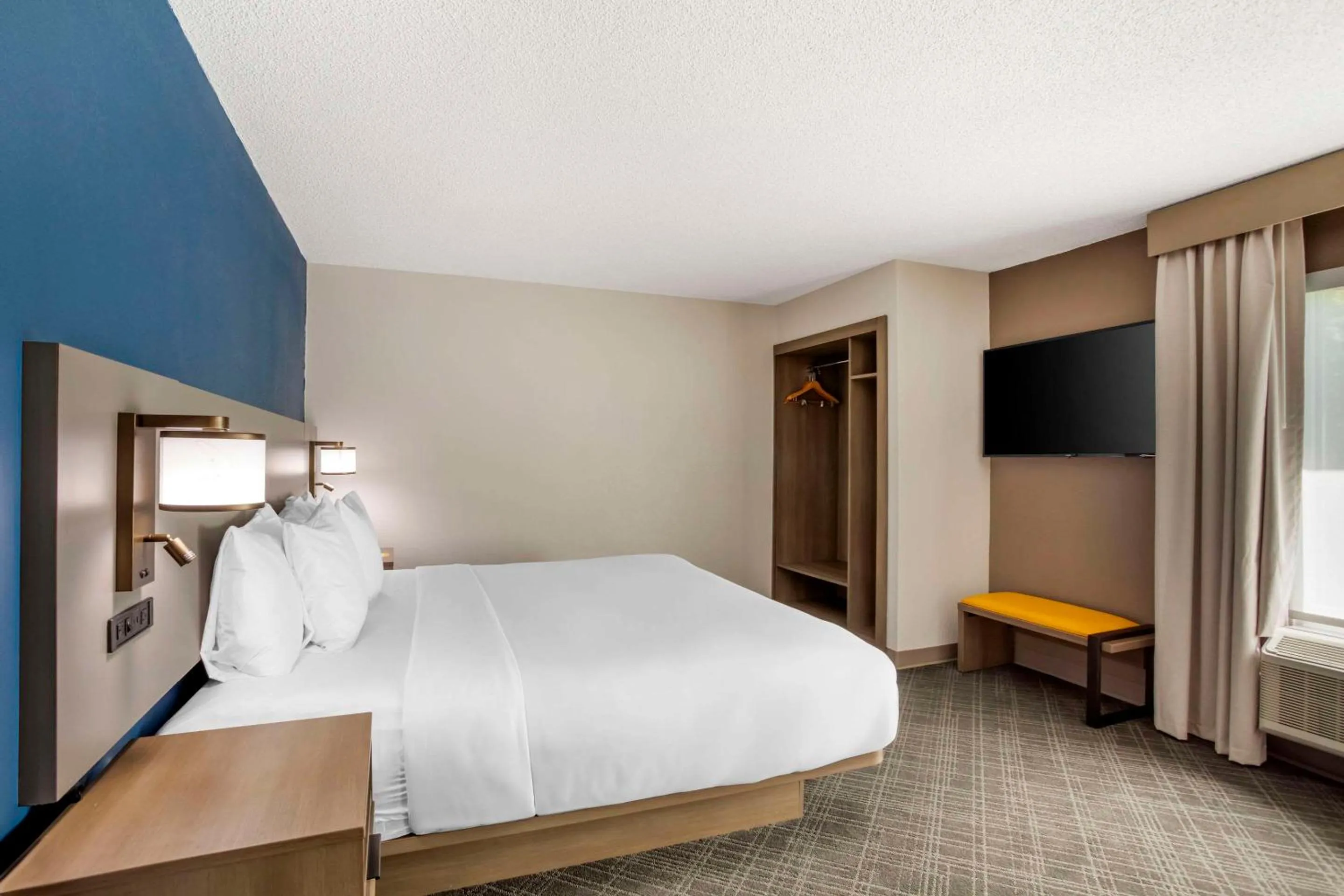 Bedroom, Bed in Comfort Suites Nashville Airport - BNA