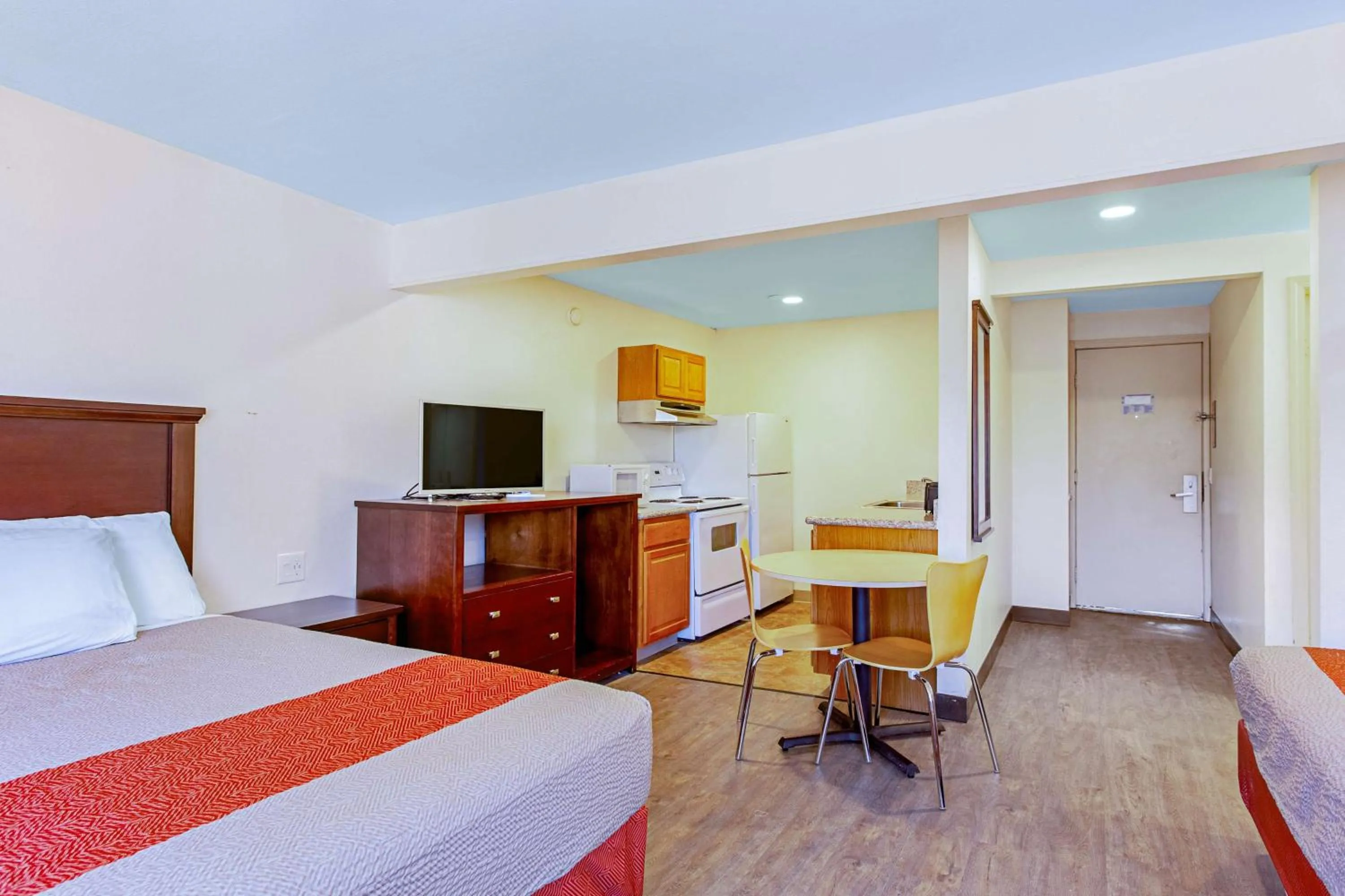 TV and multimedia, Bed in Motel 6 Pendleton, OR - West