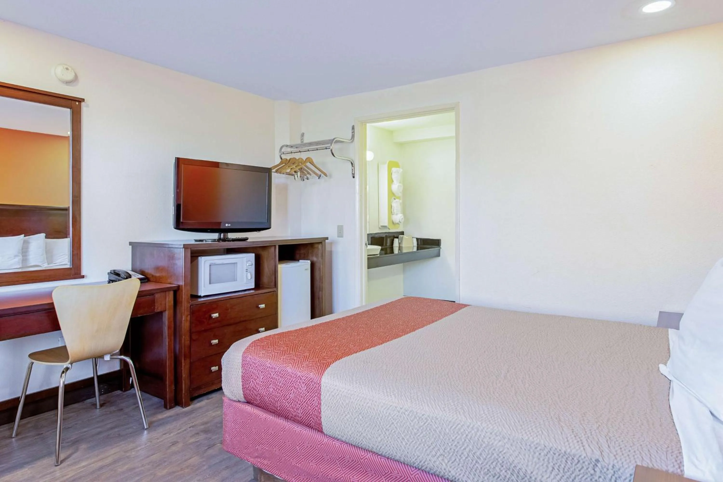 TV and multimedia, Bed in Motel 6 Pendleton, OR - West