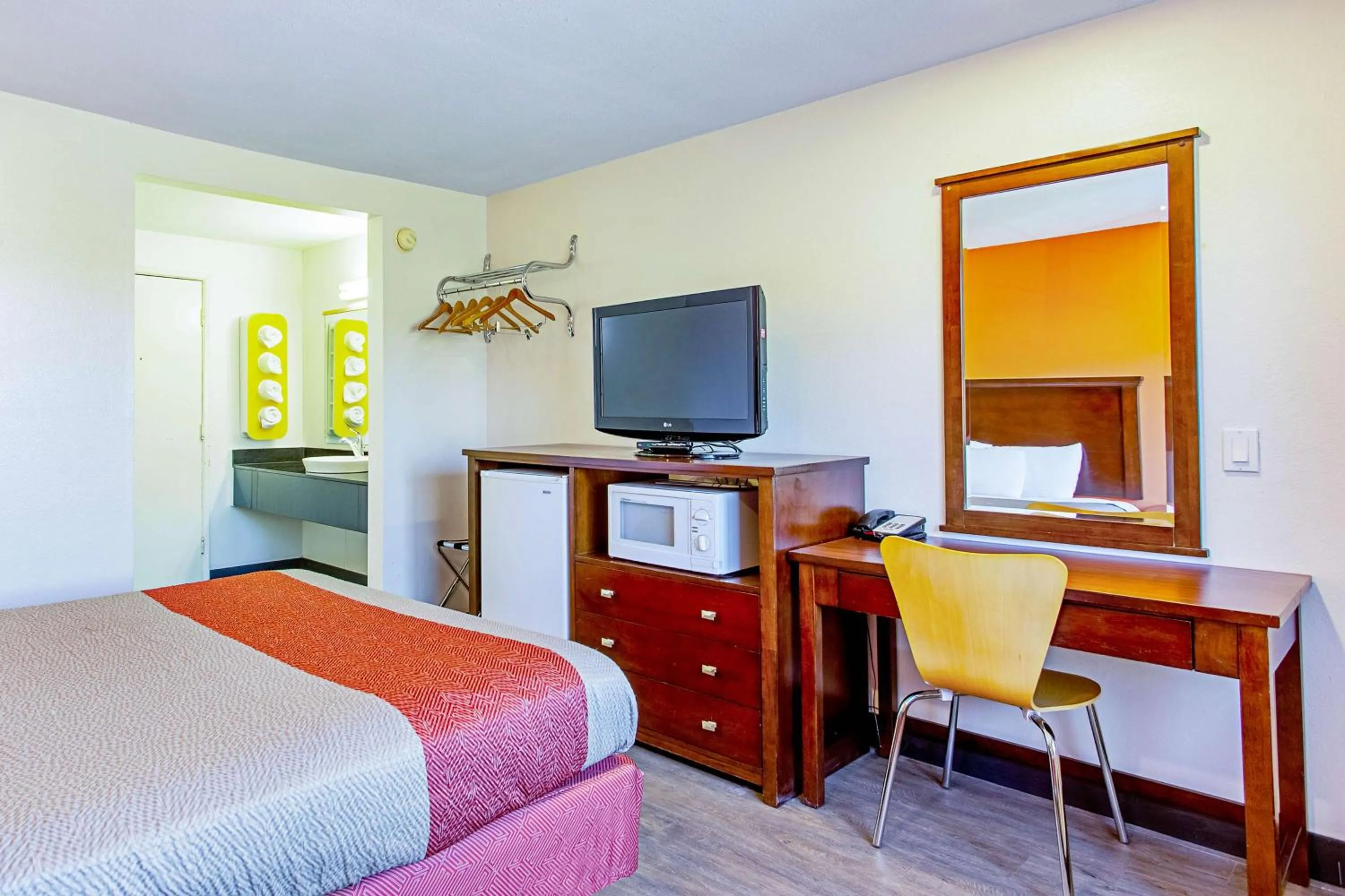 TV and multimedia, Bed in Motel 6 Pendleton, OR - West