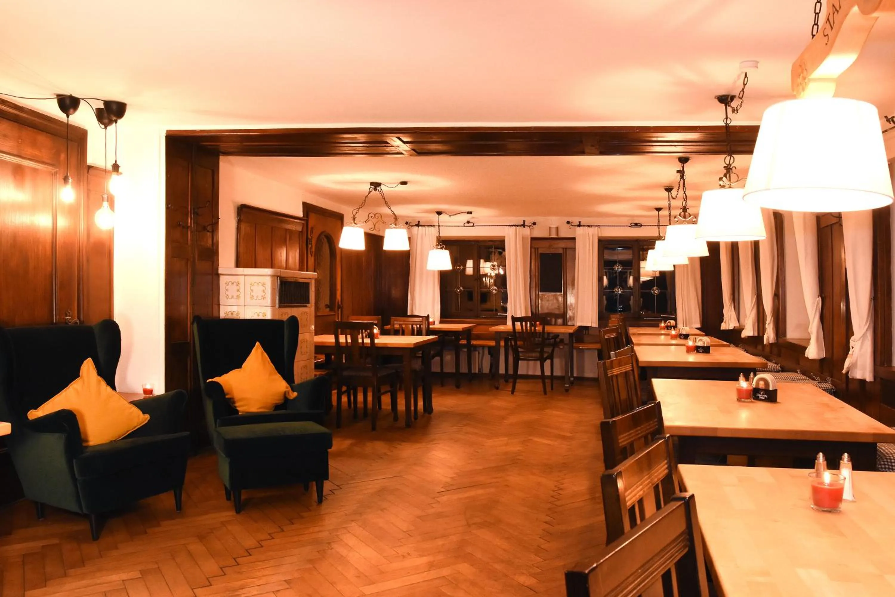 Restaurant/places to eat in Alps Hostel