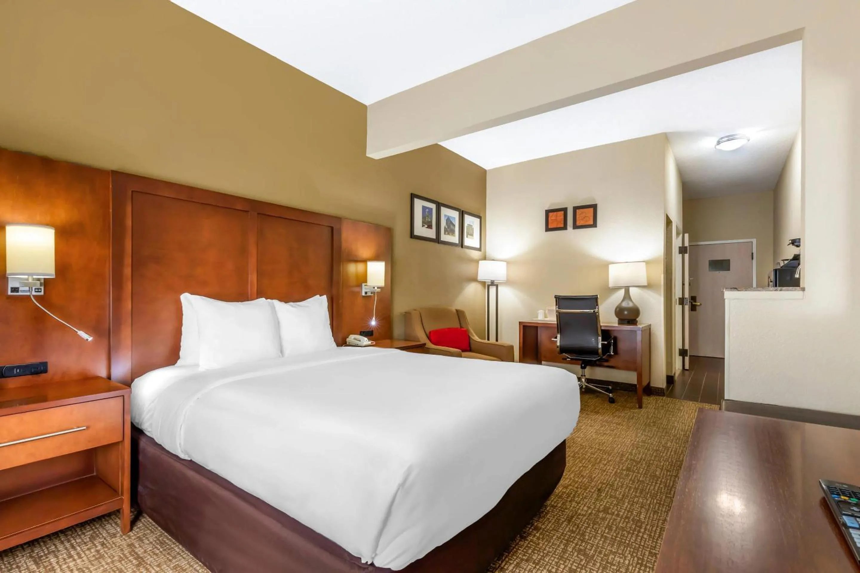 Bedroom, Bed in Comfort Suites Raleigh Walnut Creek