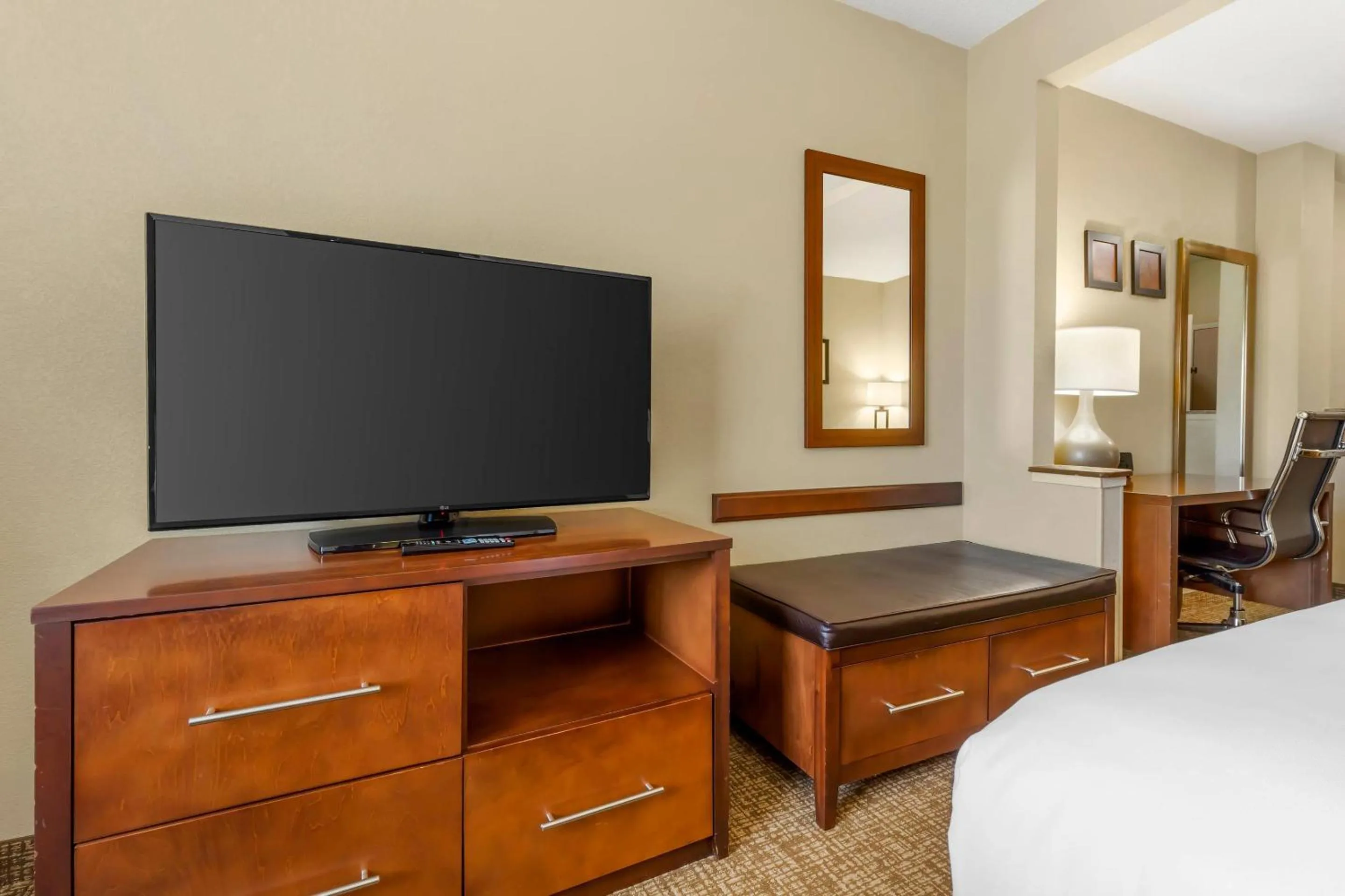 Bedroom, Bed in Comfort Suites Raleigh Walnut Creek