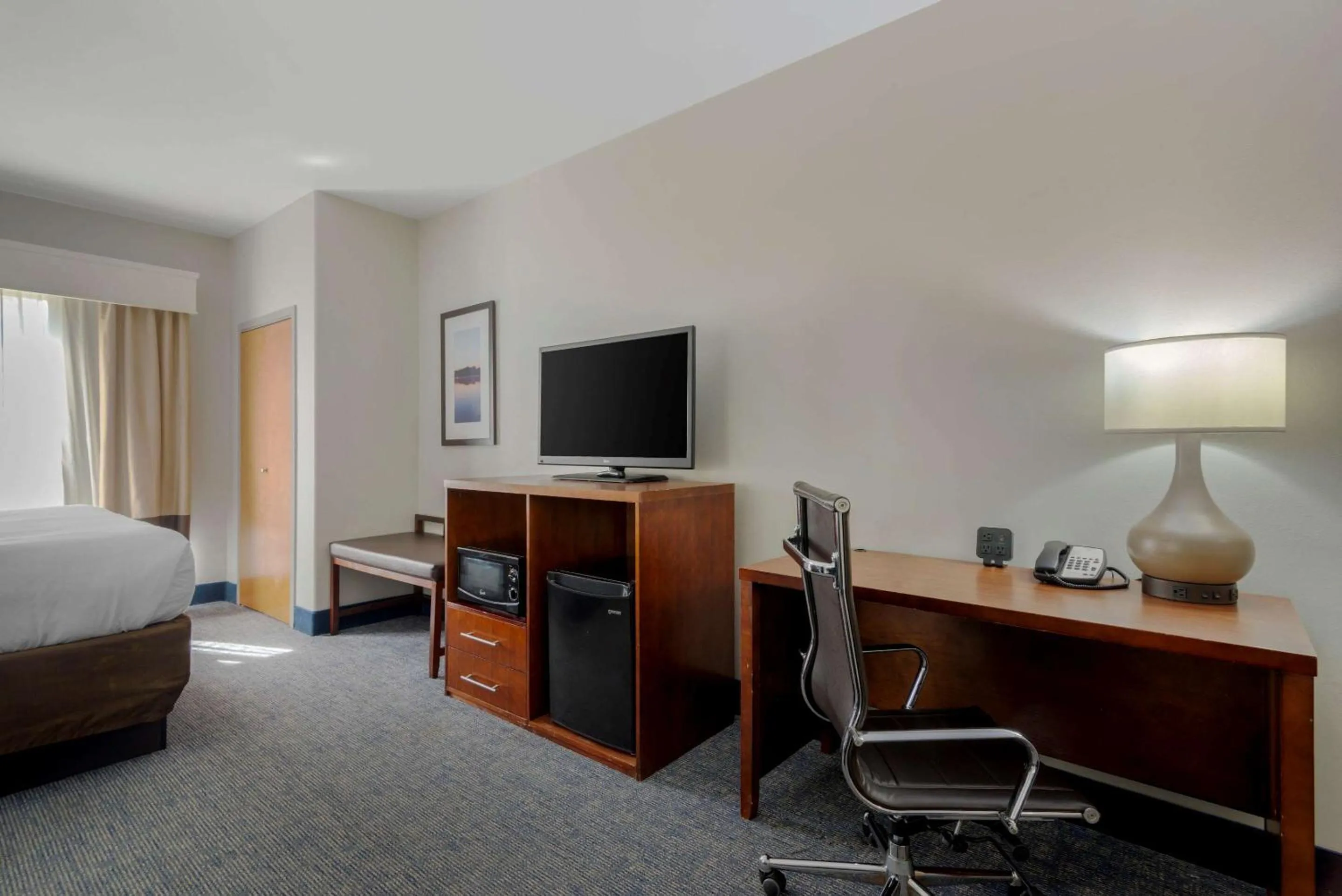 Bedroom, Bed in Comfort Suites Stockbridge Atlanta South