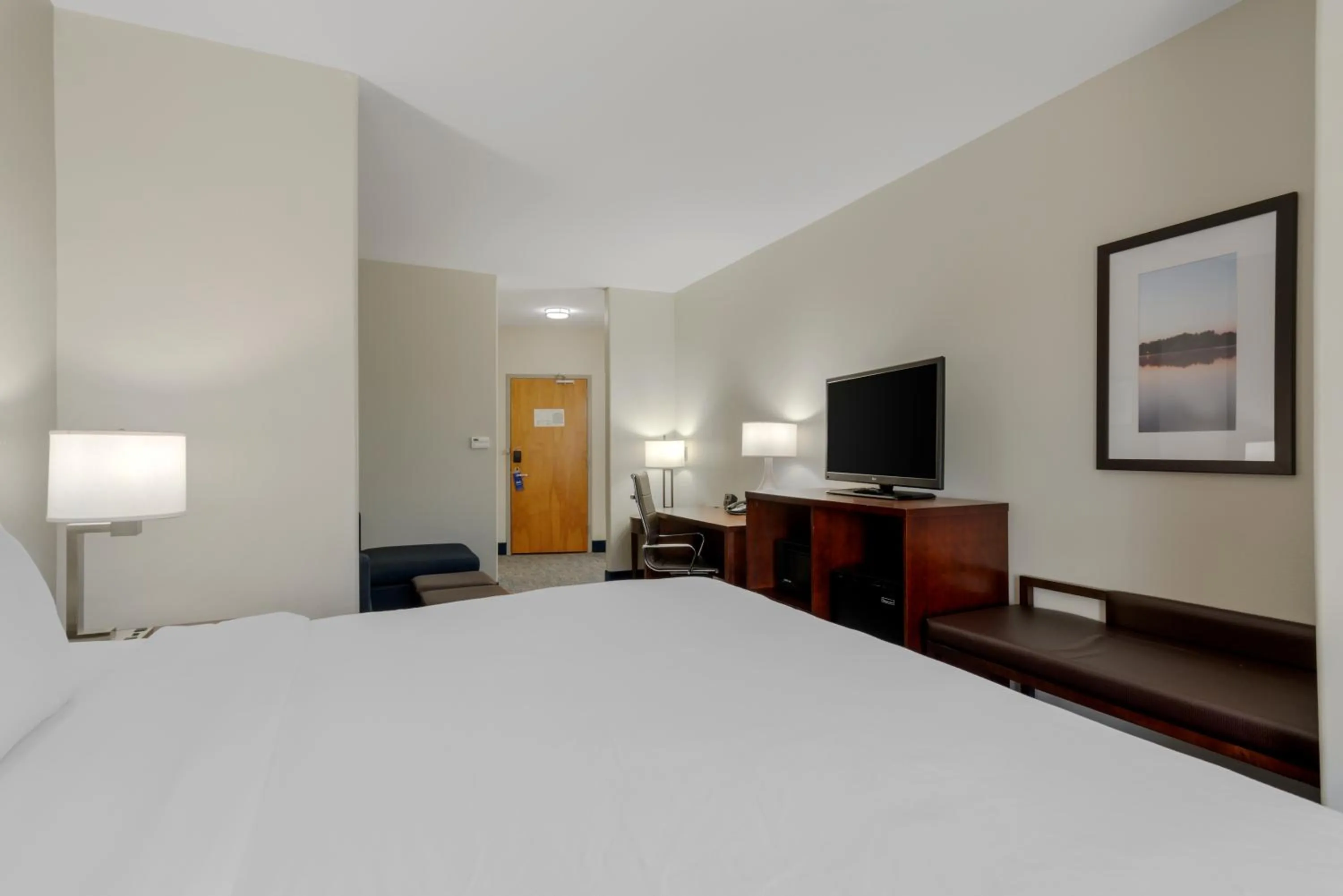 Photo of the whole room, Bed in Comfort Suites Stockbridge Atlanta South