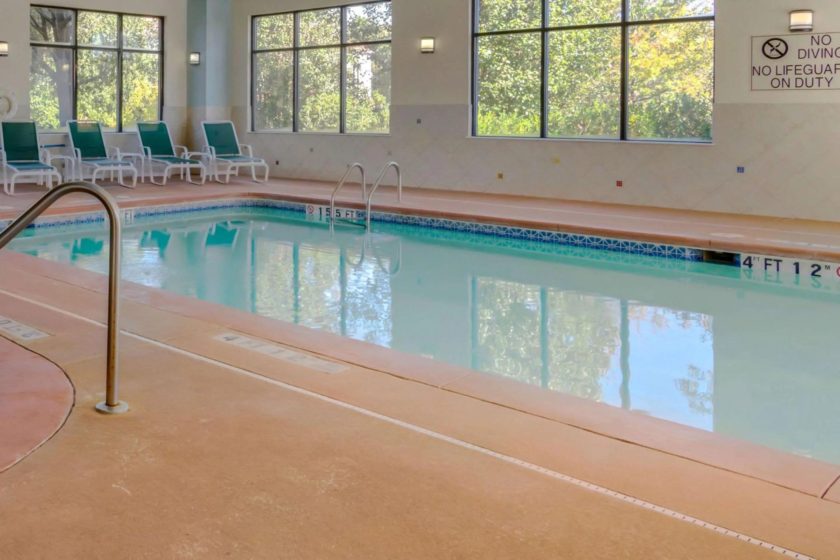 Swimming pool in Comfort Suites Stockbridge Atlanta South