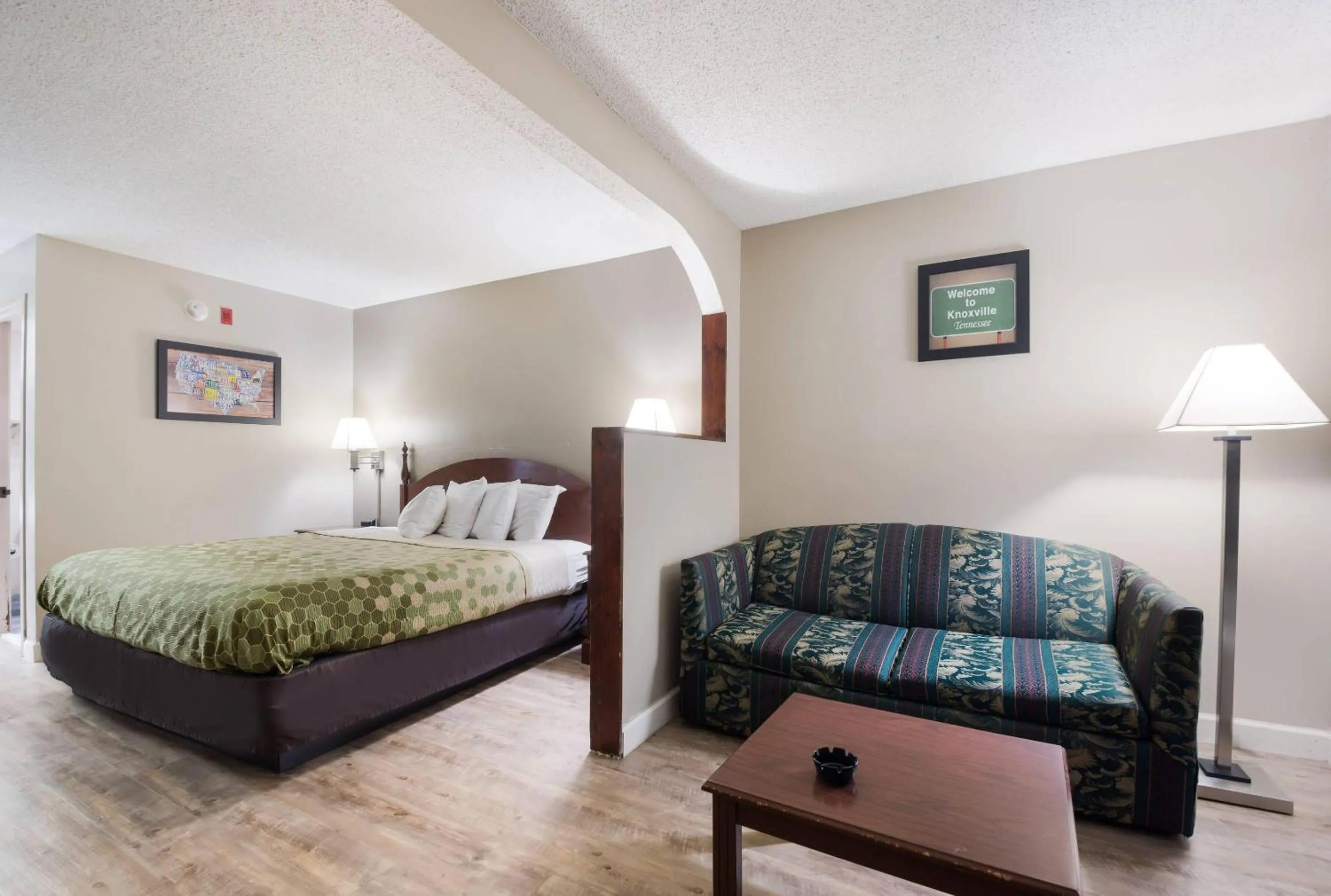 Bedroom, Bed in Econo Lodge Inn & Suites Knoxville East