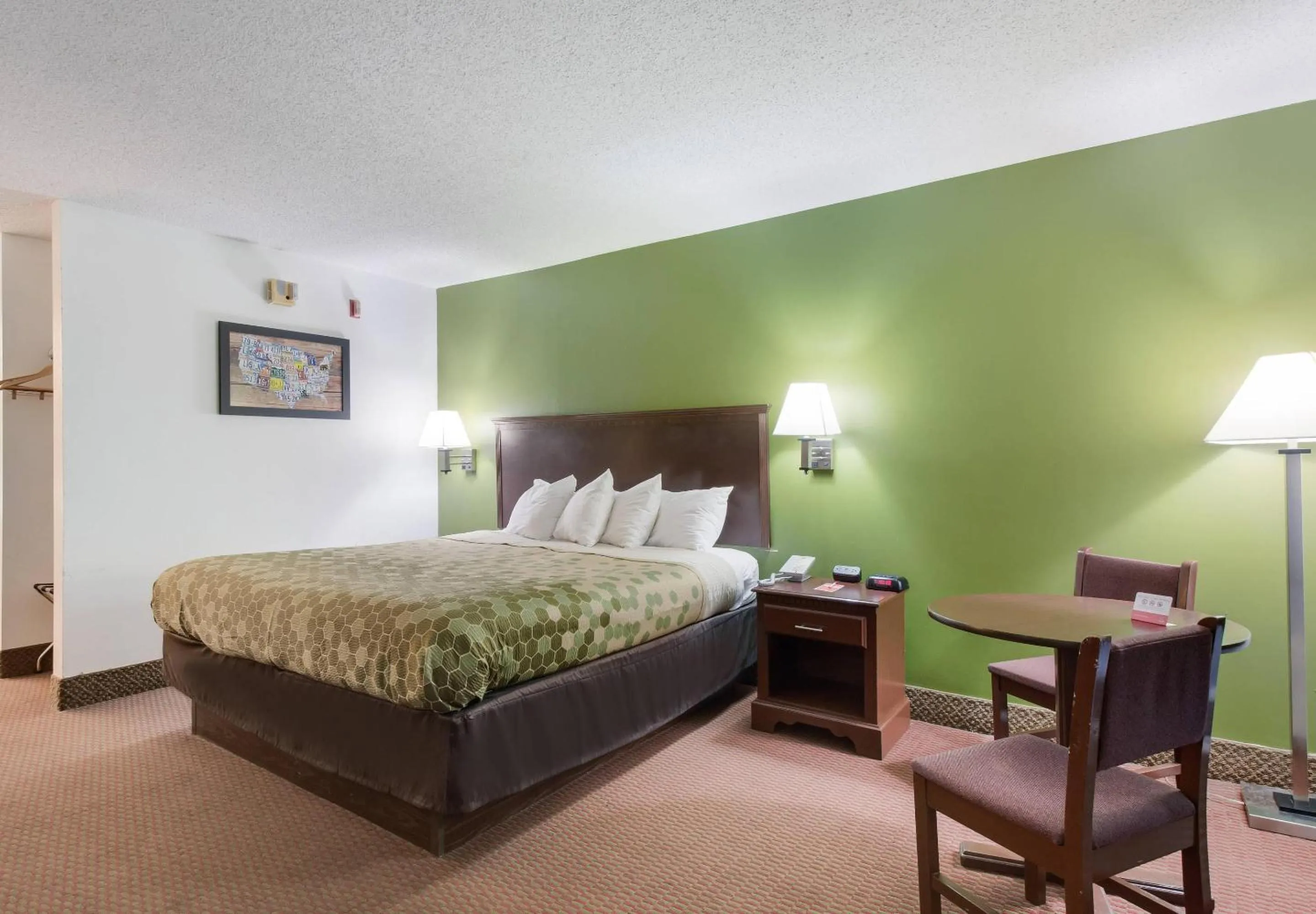 Bedroom, Bed in Econo Lodge Inn & Suites Knoxville East