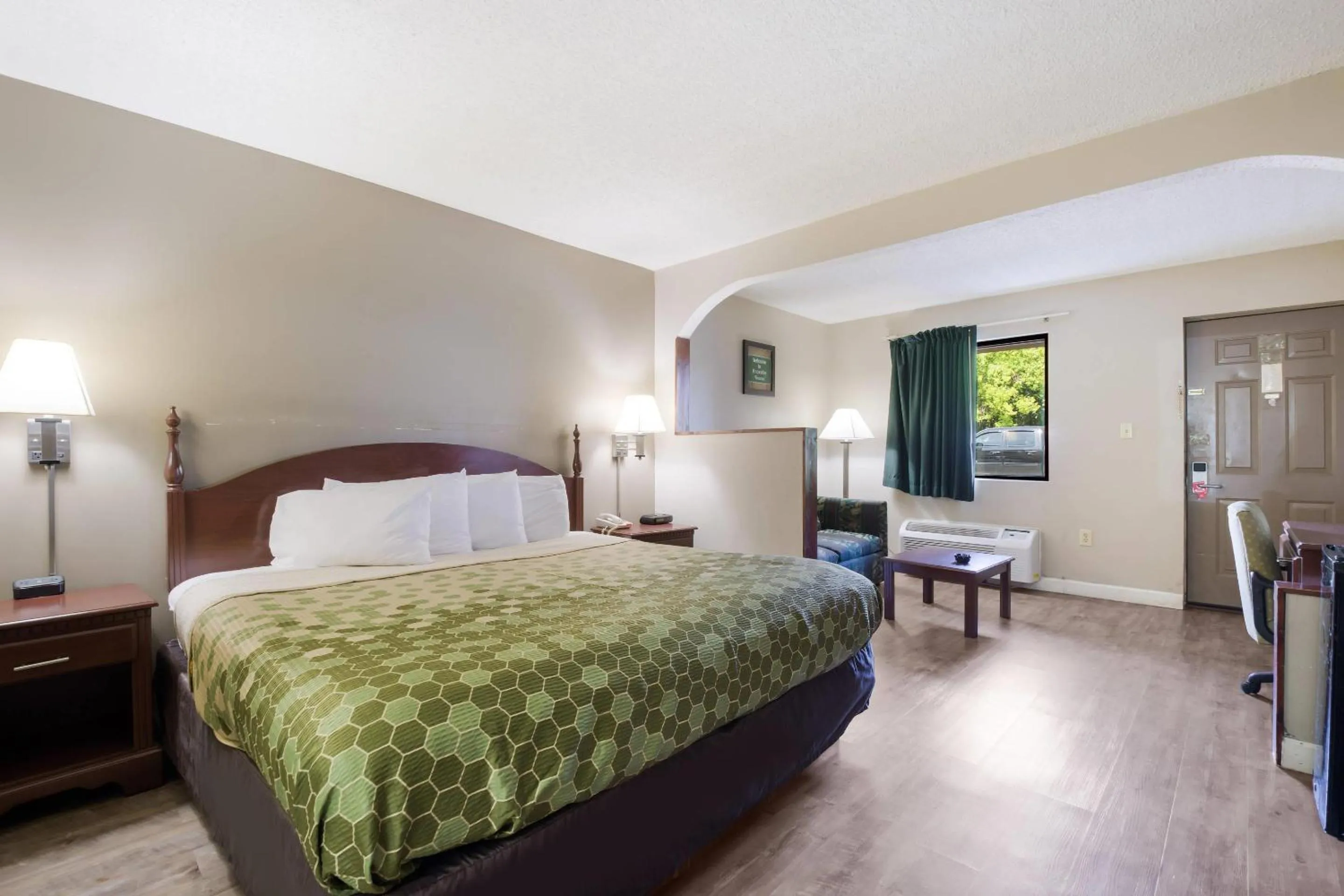 Bedroom, Bed in Econo Lodge Inn & Suites Knoxville East