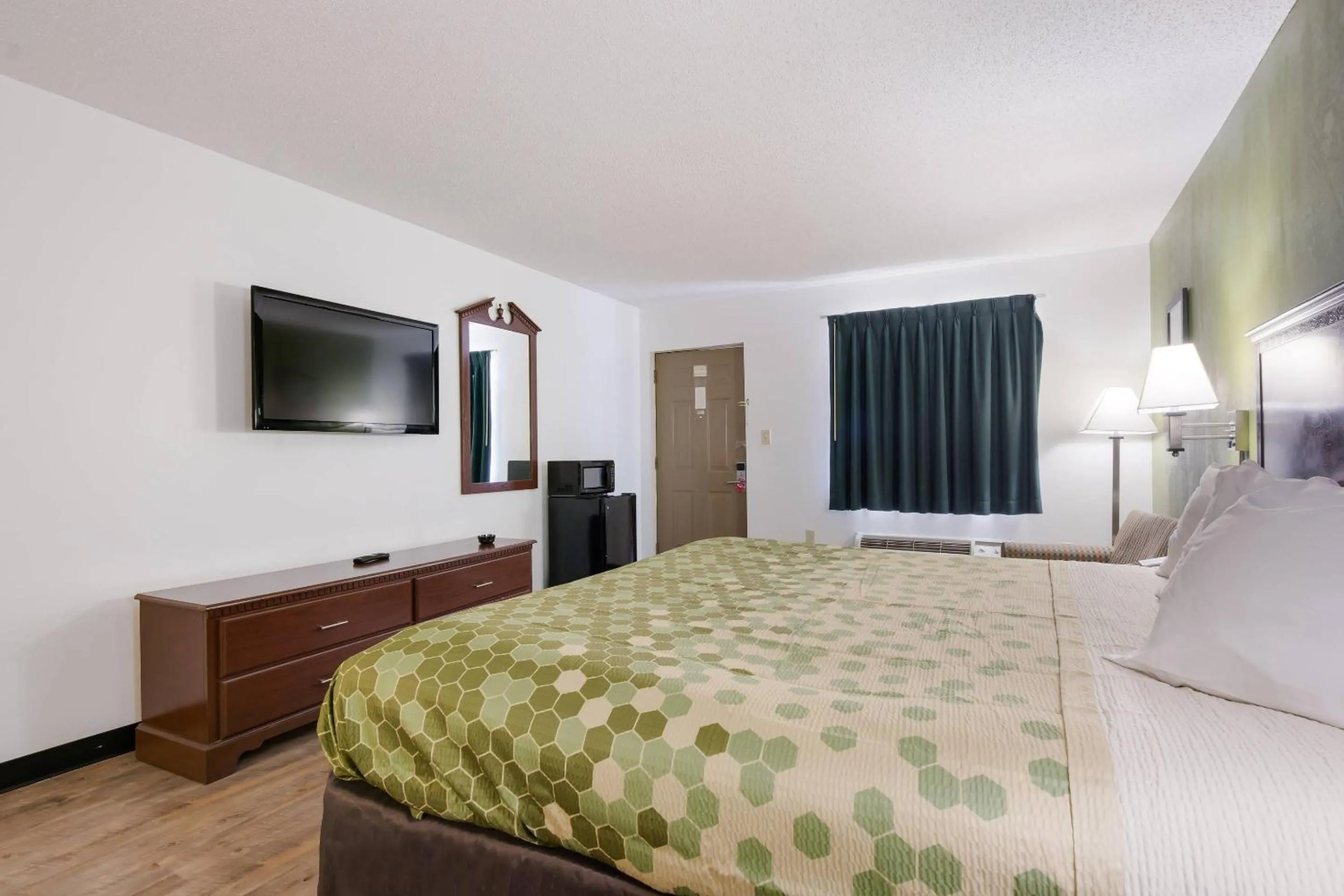 Bedroom, Bed in Econo Lodge Inn & Suites Knoxville East