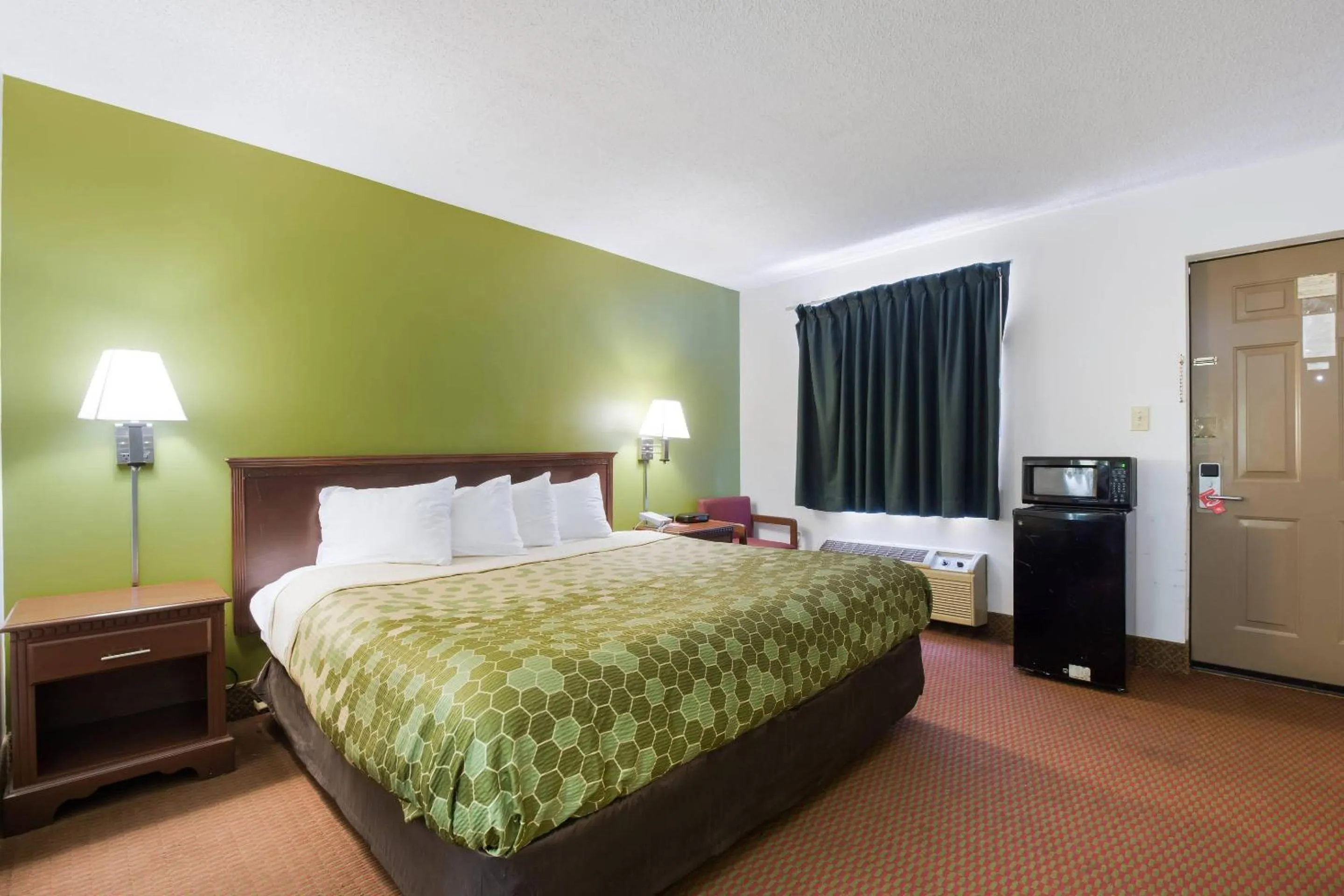 Bedroom, Bed in Econo Lodge Inn & Suites Knoxville East