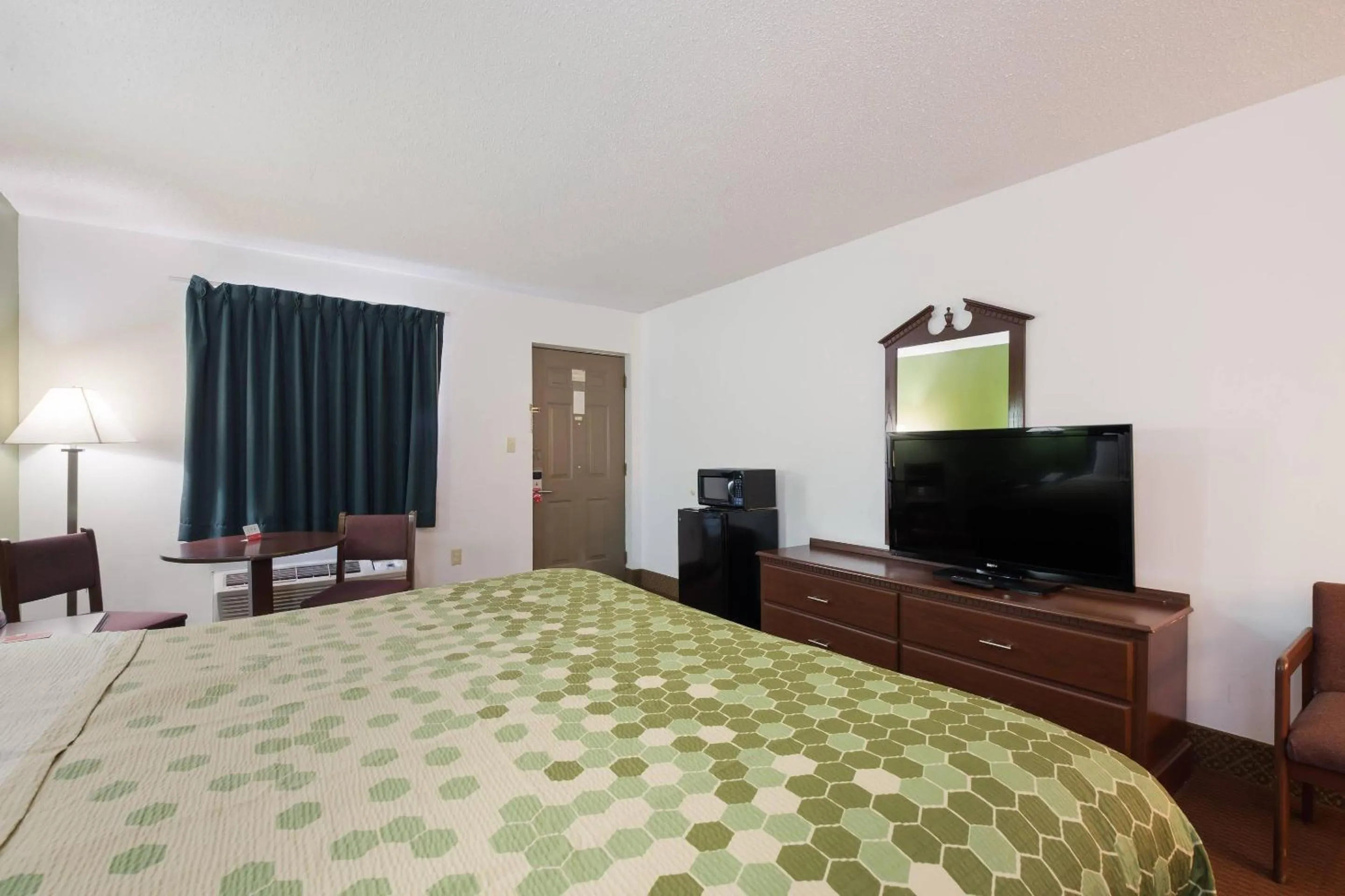 Bedroom, Bed in Econo Lodge Inn & Suites Knoxville East