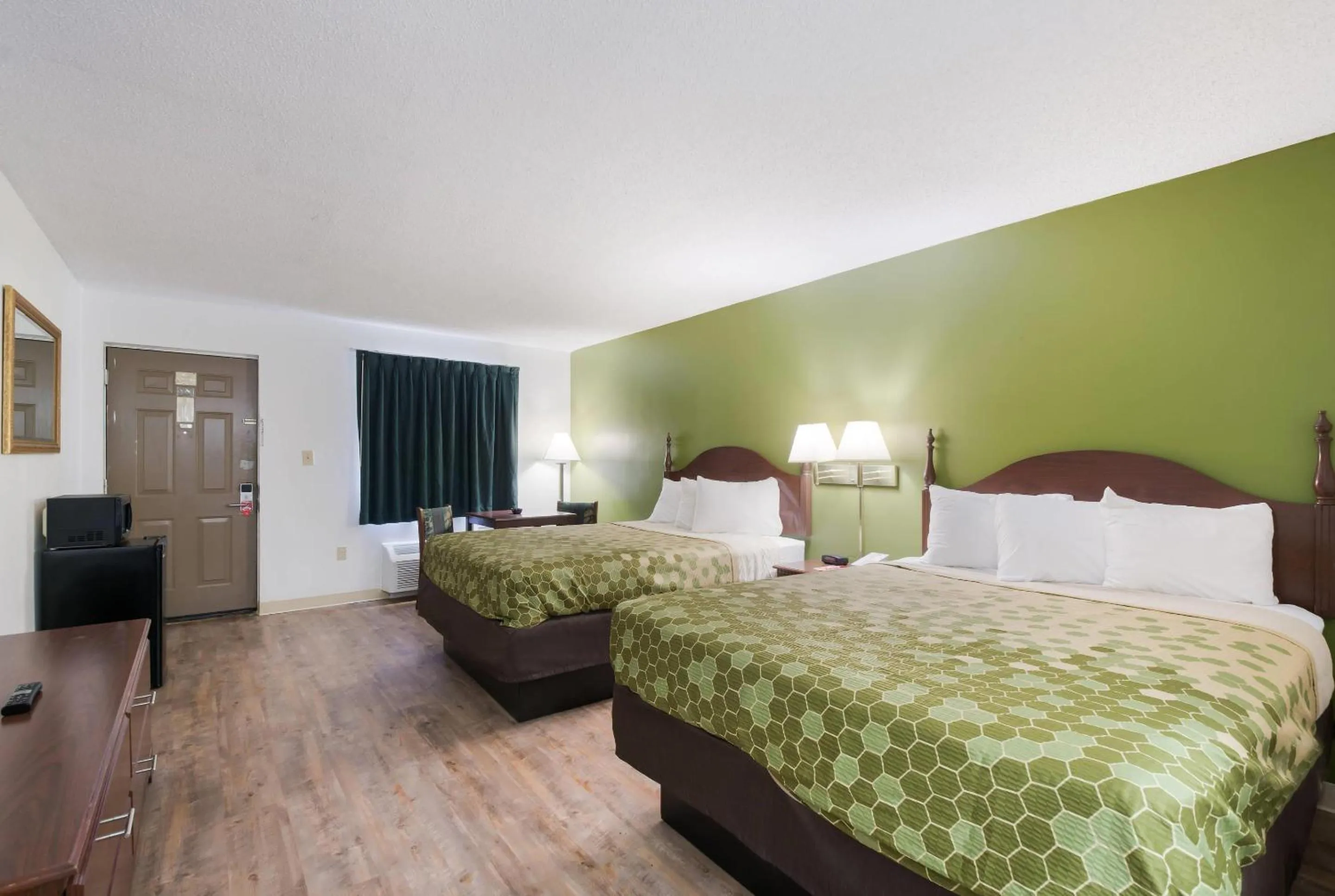 Bedroom, Bed in Econo Lodge Inn & Suites Knoxville East