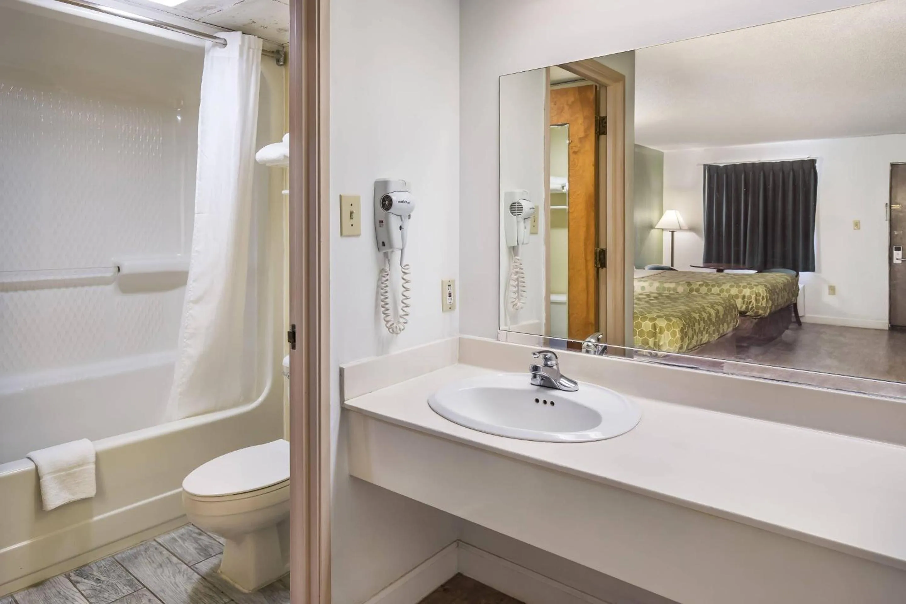 Bedroom in Econo Lodge Inn & Suites Knoxville East