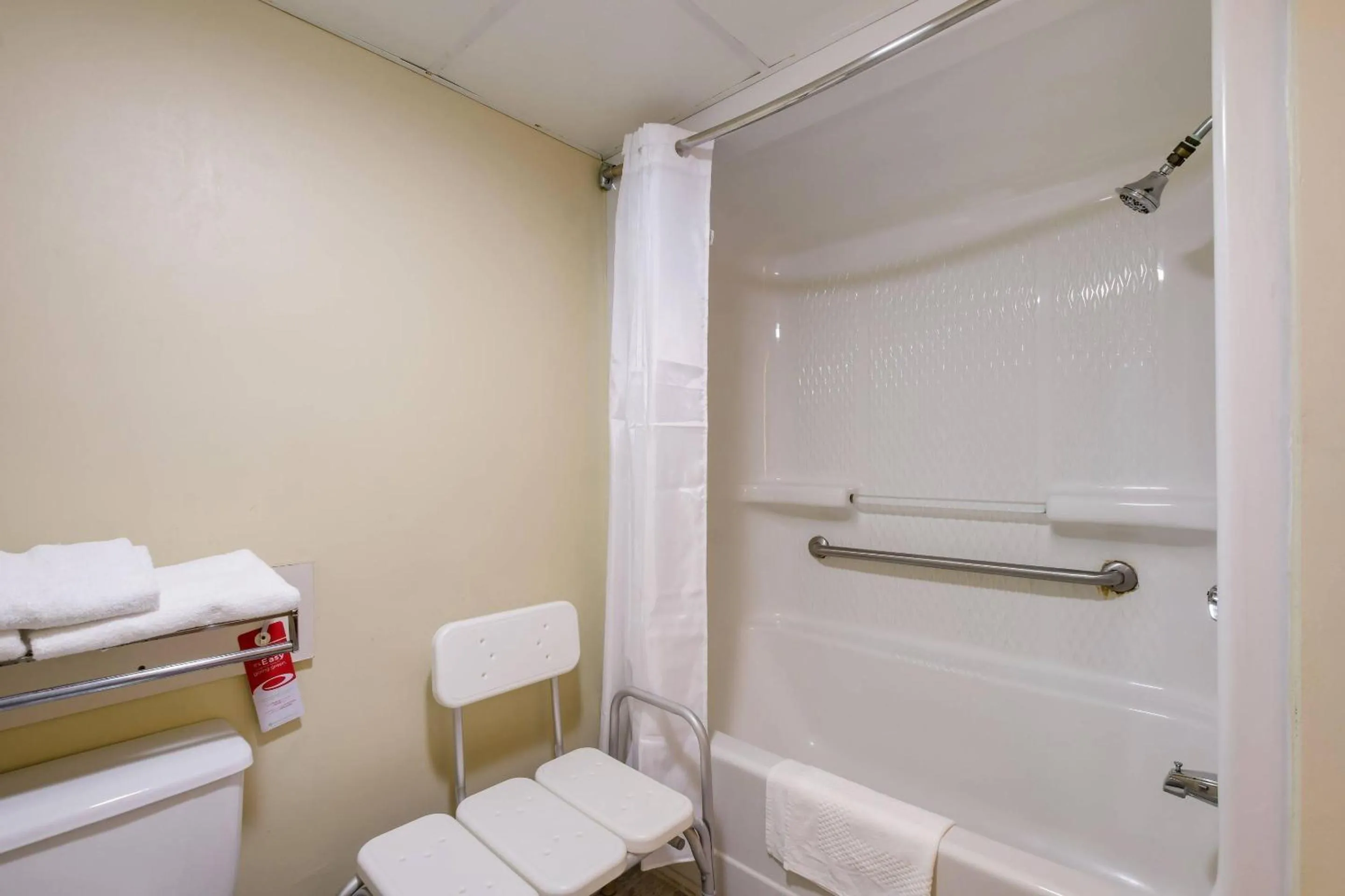 Bedroom in Econo Lodge Inn & Suites Knoxville East