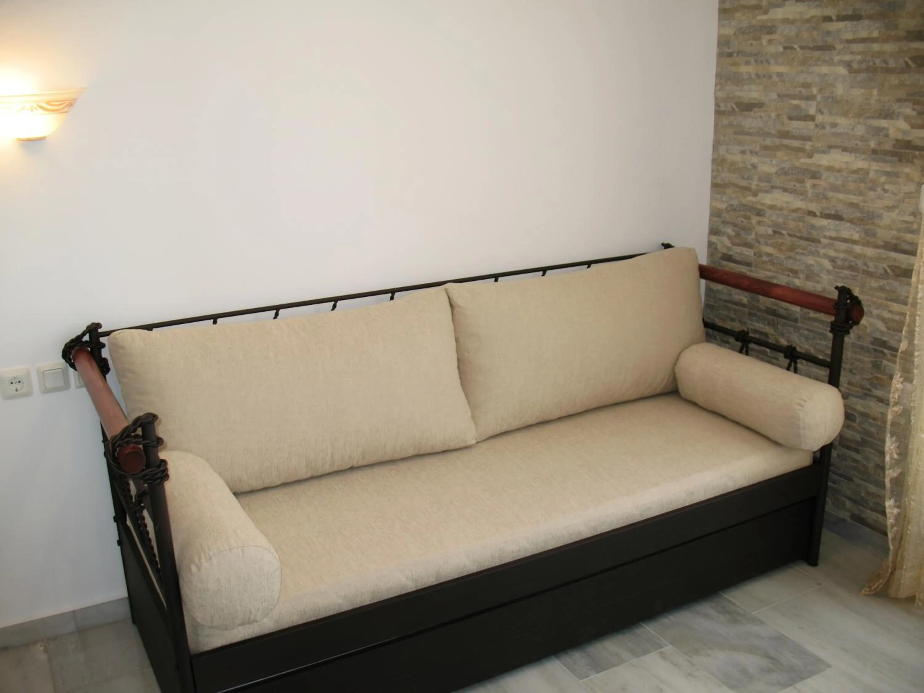 Photo of the whole room in Iliovasilema