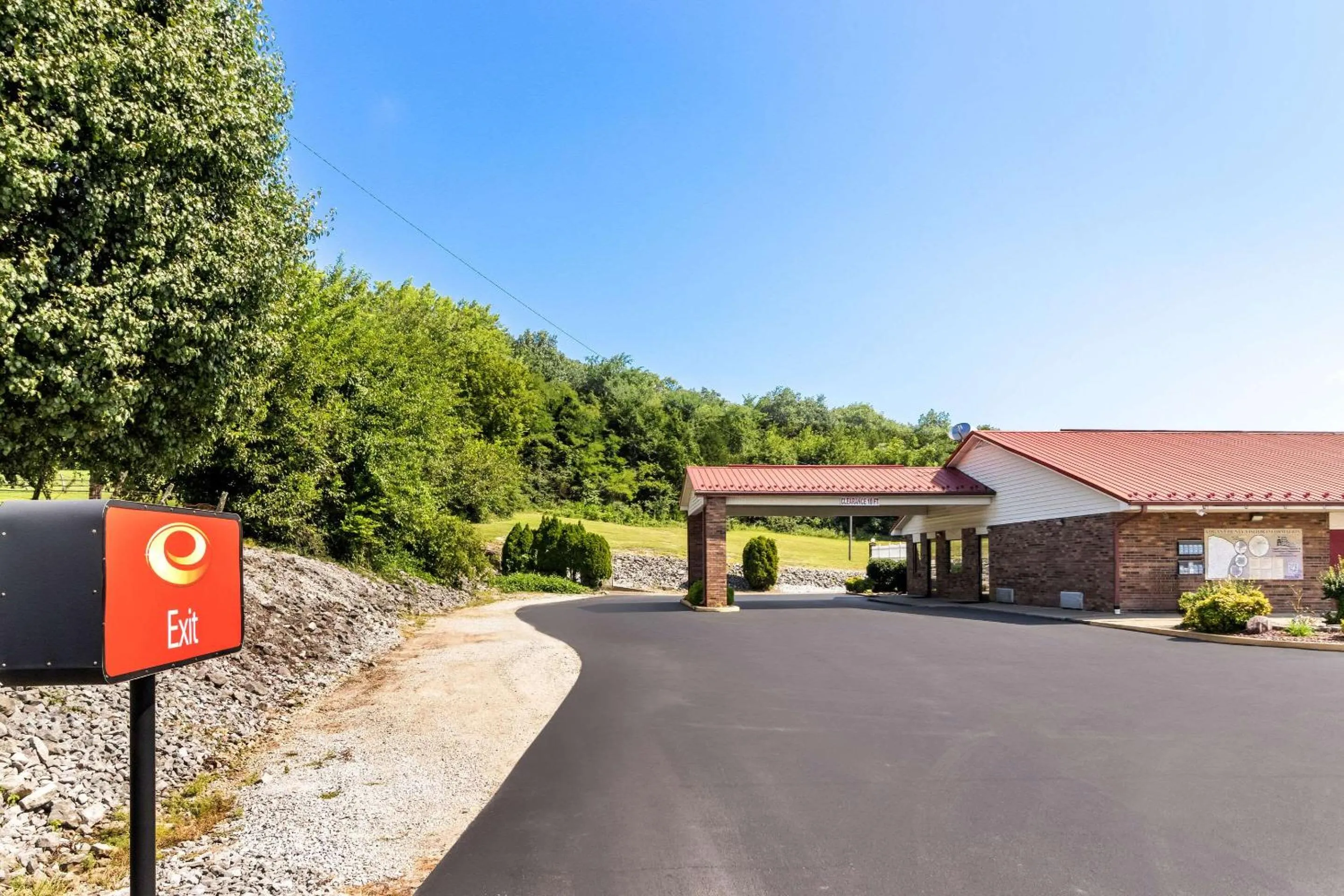 Property building in Econo Lodge