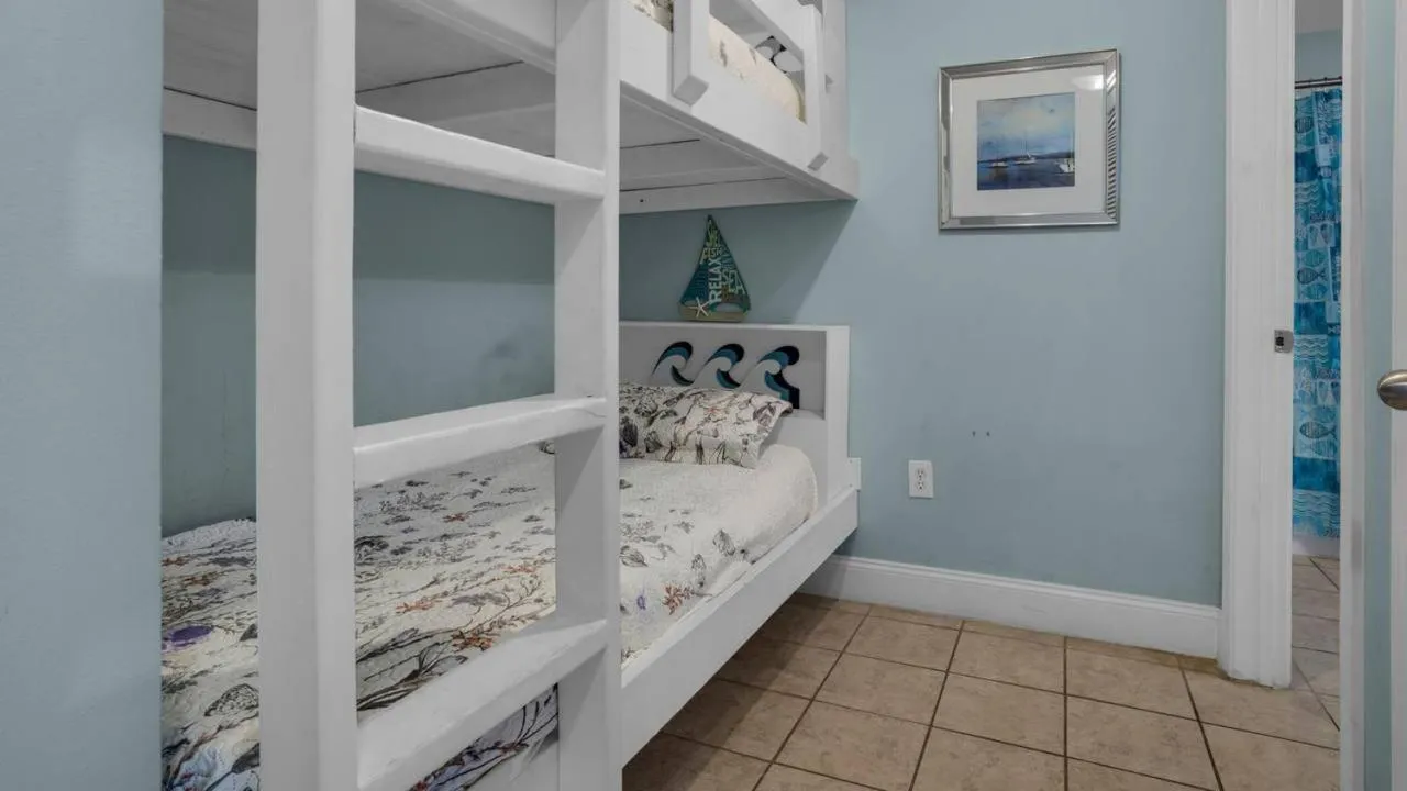 Bed in Laketown Wharf 1037