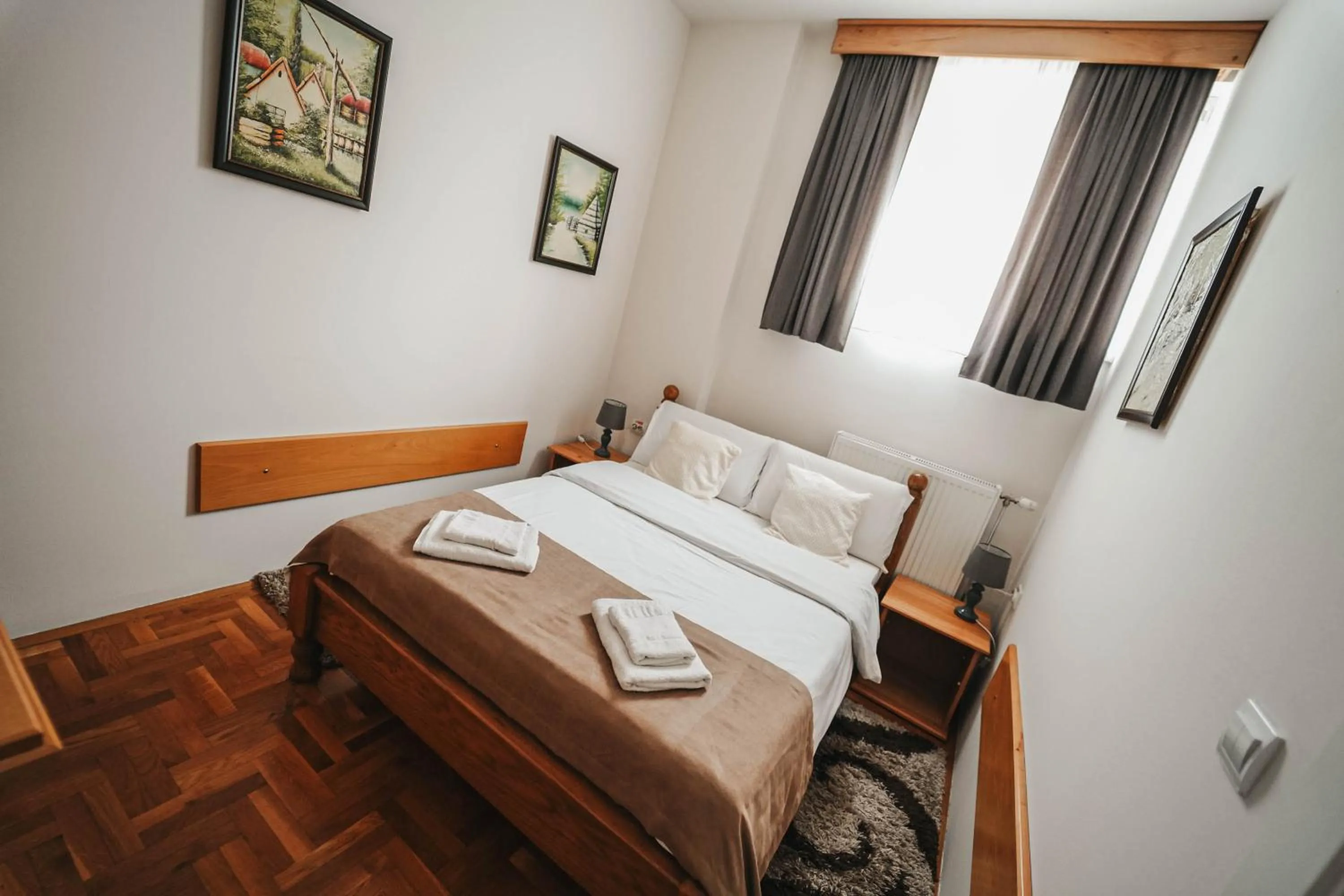 Bedroom, Bed in Passage