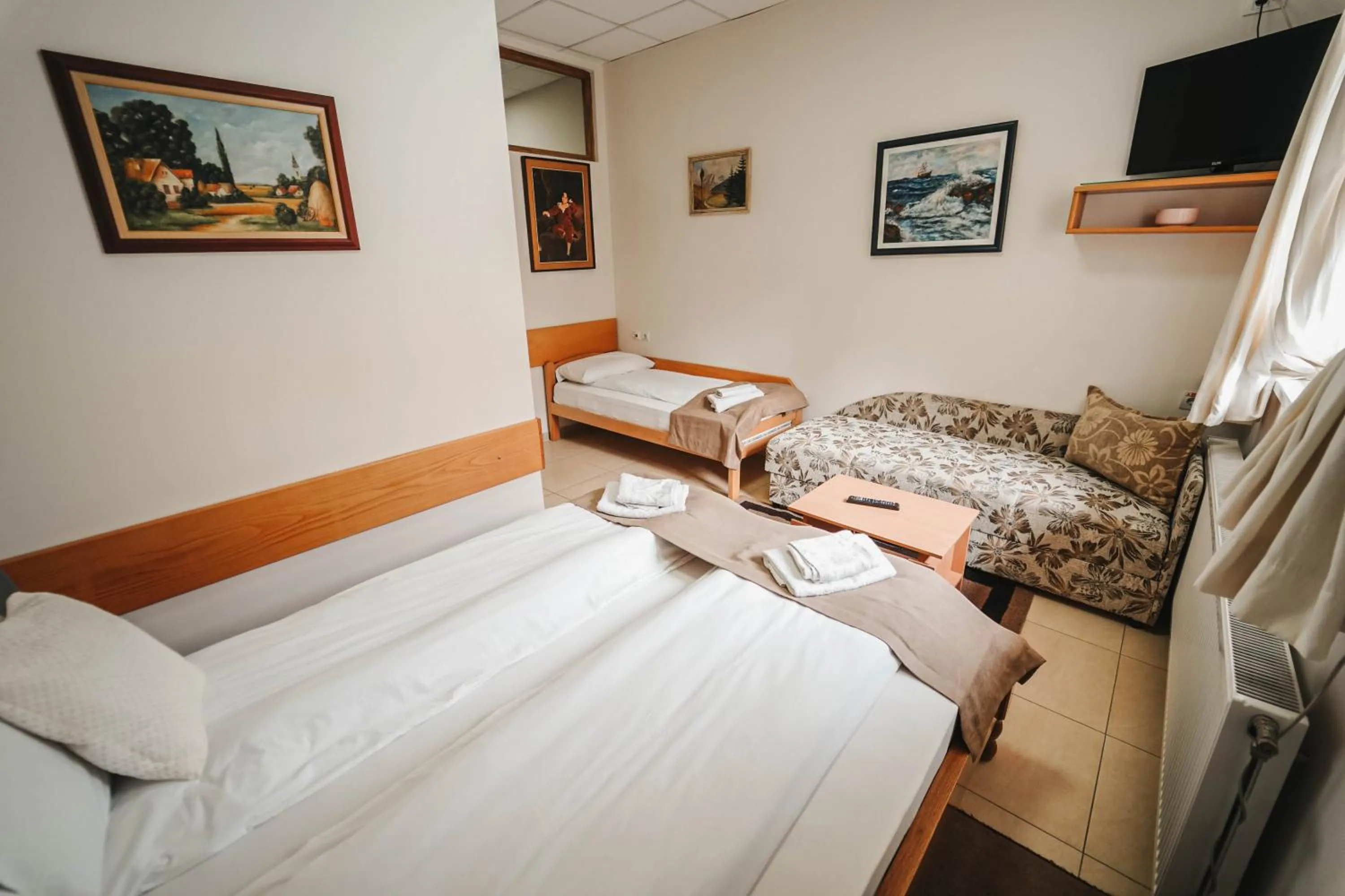 TV and multimedia, Bed in Passage