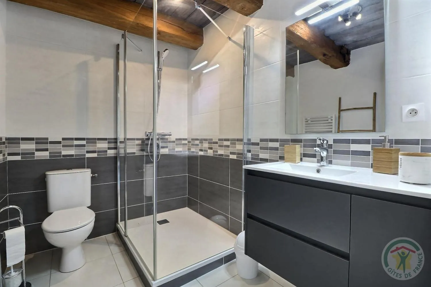 Shower in Le Haut Pont de la Baie