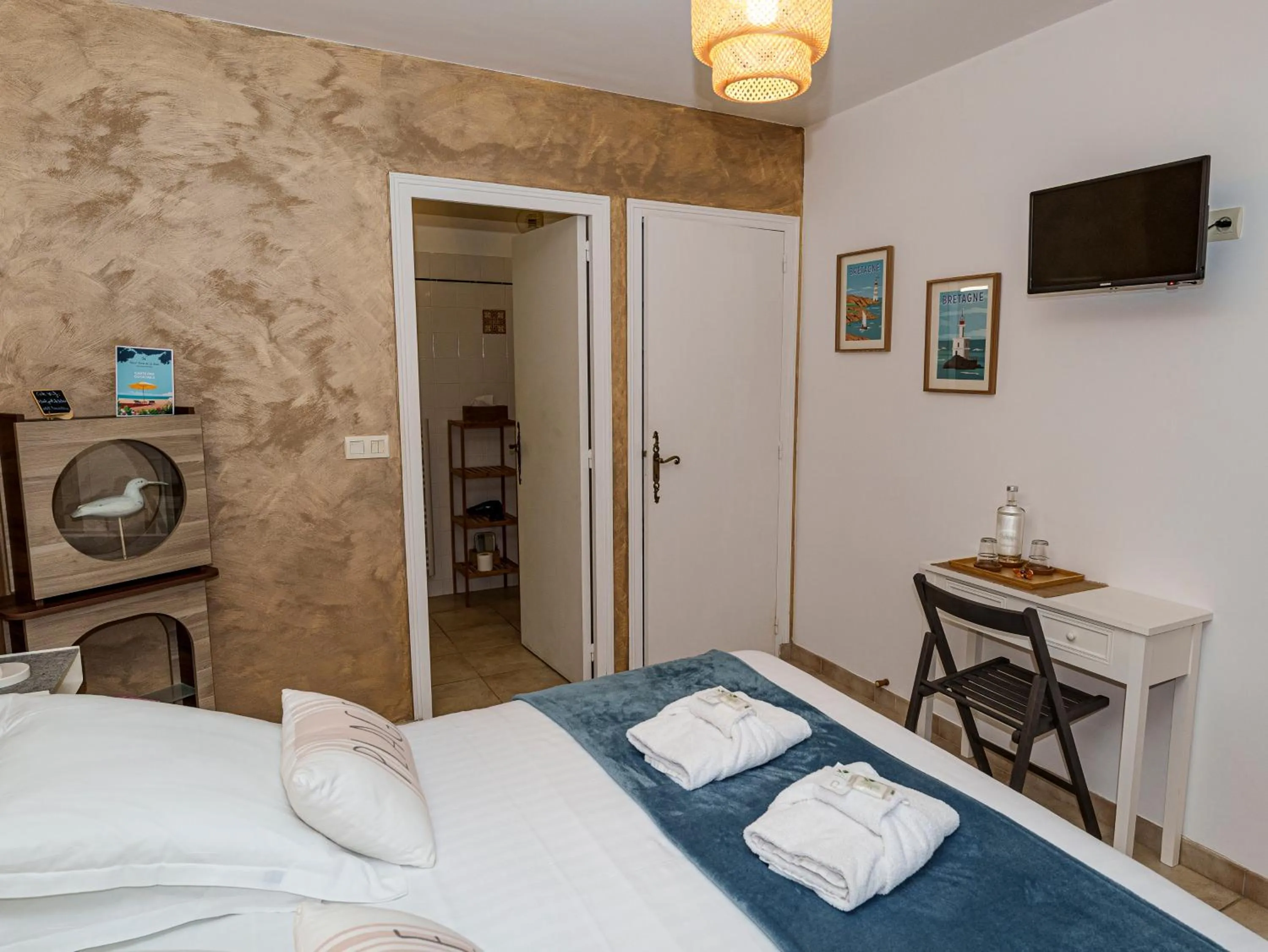 Shower, Bed in Le Haut Pont de la Baie