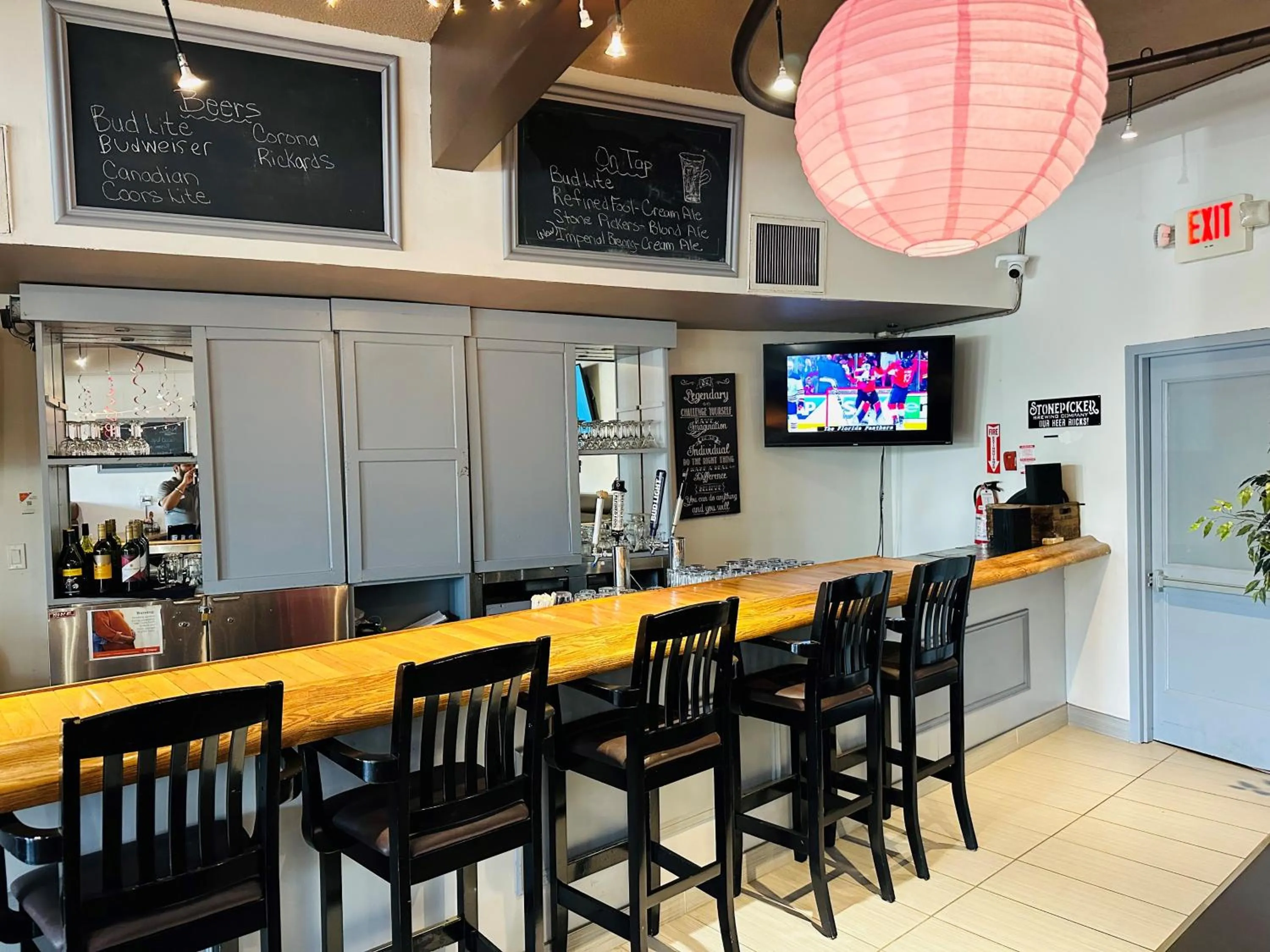 Restaurant/places to eat in Village Inn & Suites