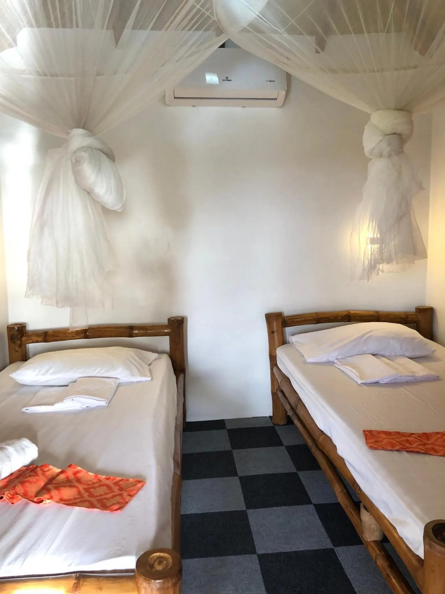 Restaurant/places to eat, Bed in Cuestas Beach Resort and Restaurant