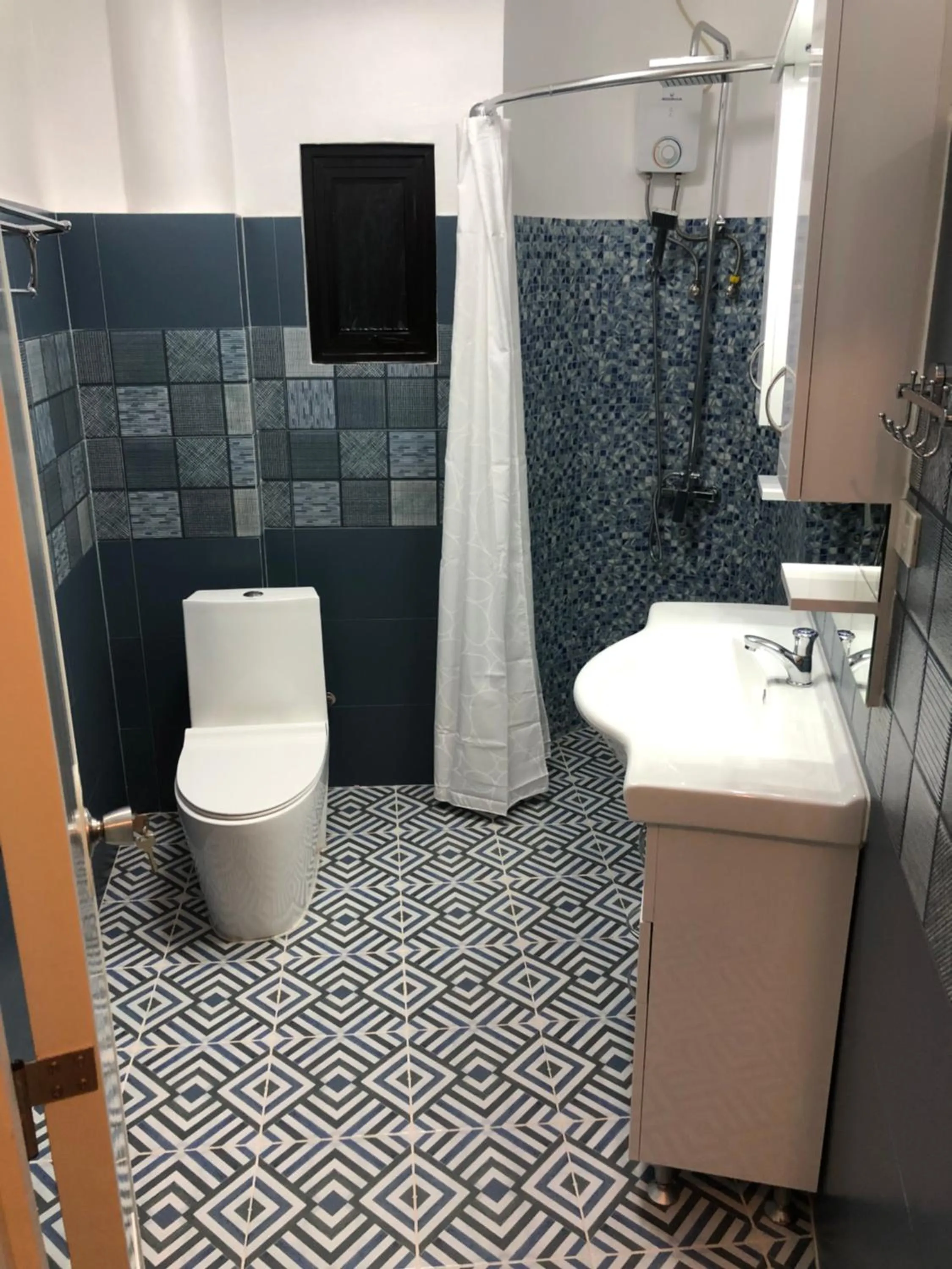 Shower in Cuestas Beach Resort and Restaurant