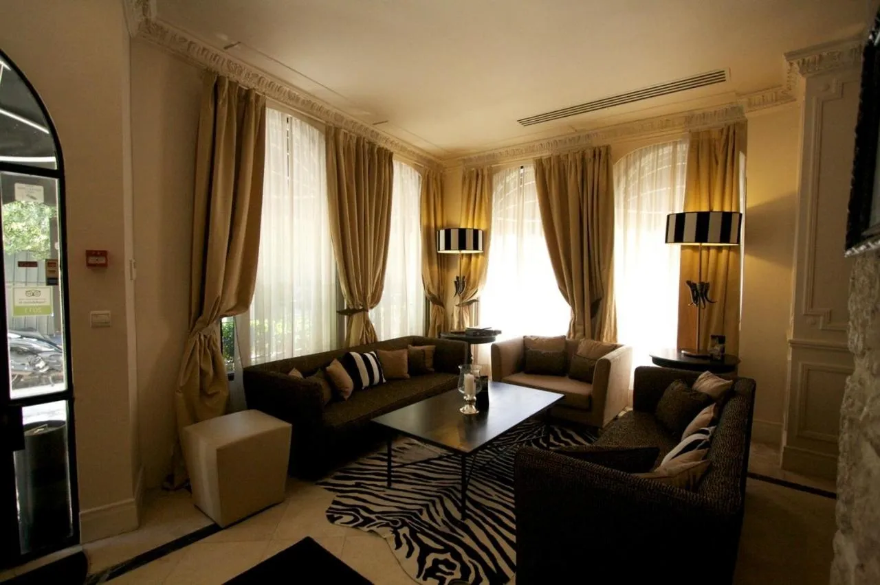 Communal lounge/ TV room in Hotel De Monaco