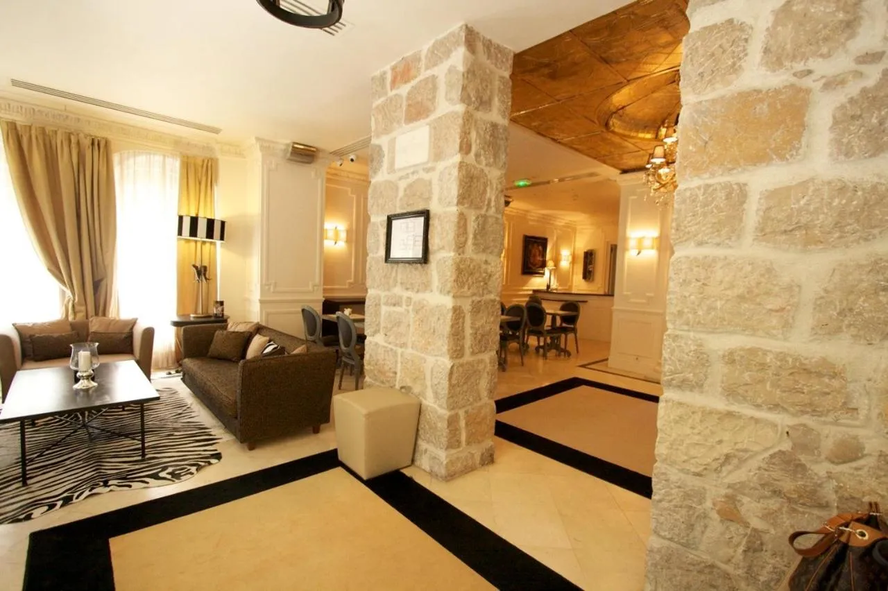 Communal lounge/ TV room in Hotel De Monaco