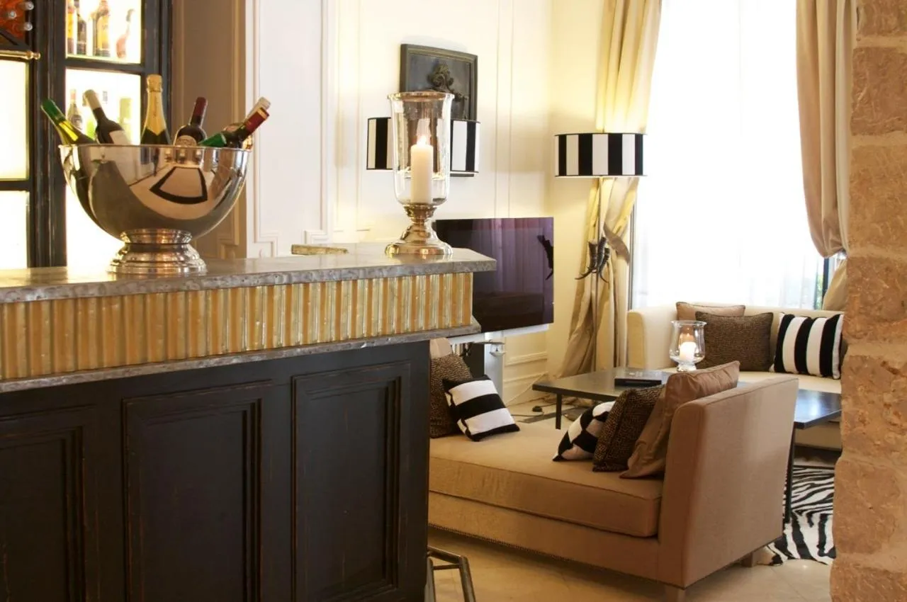 Communal lounge/ TV room in Hotel De Monaco