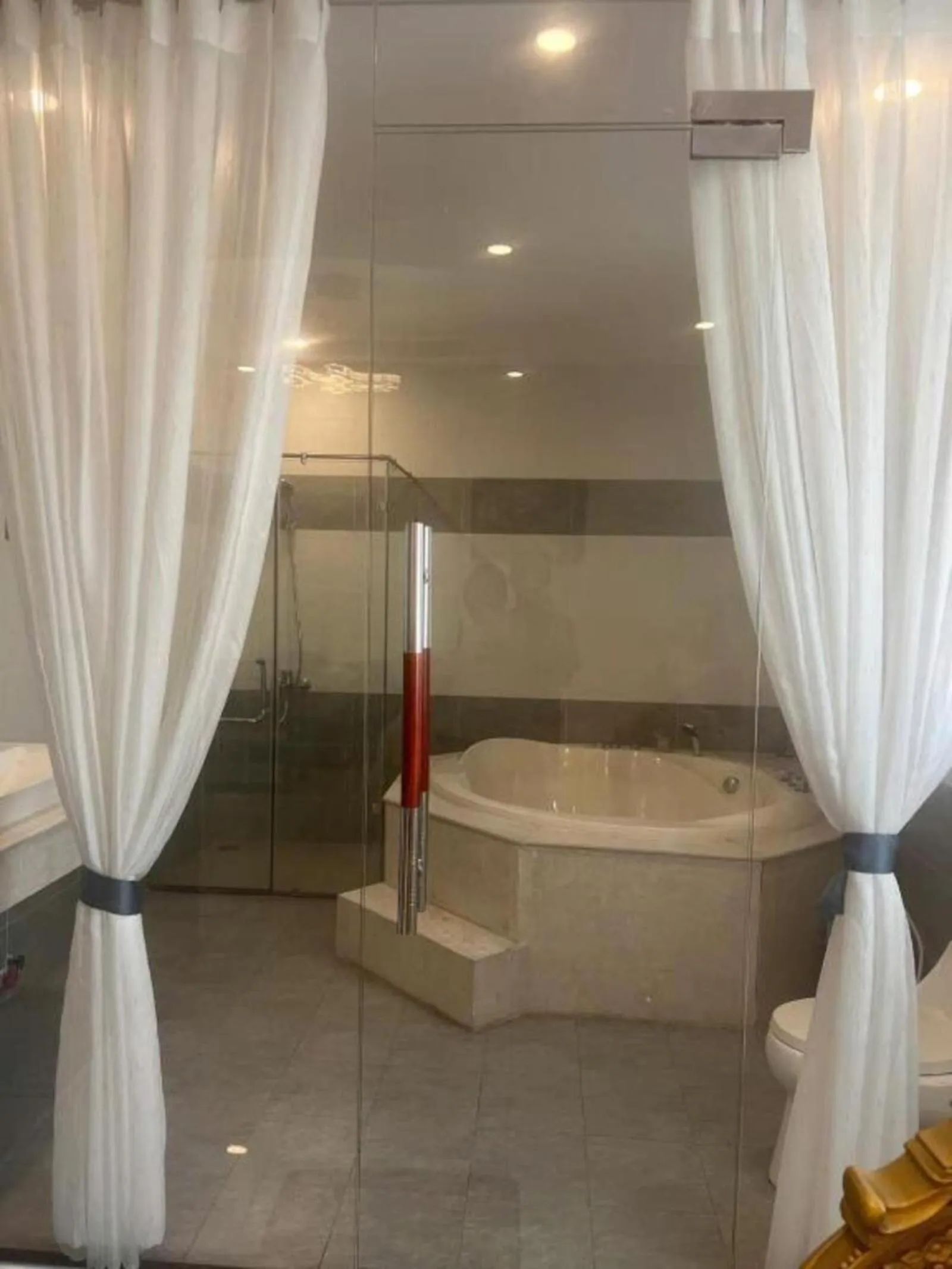 Shower in White Diamond Airport Hotel - TSN