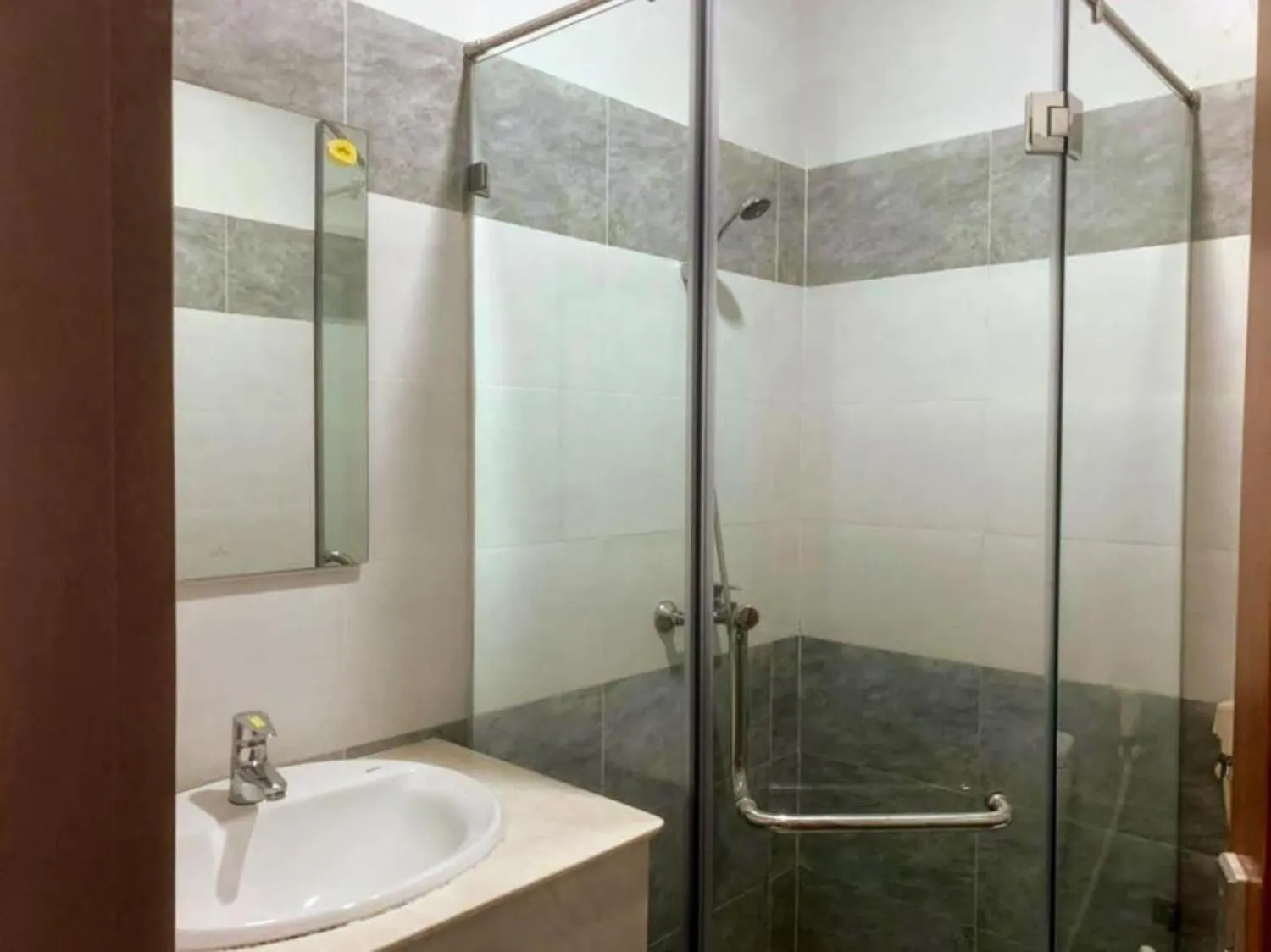 Shower in White Diamond Airport Hotel - TSN