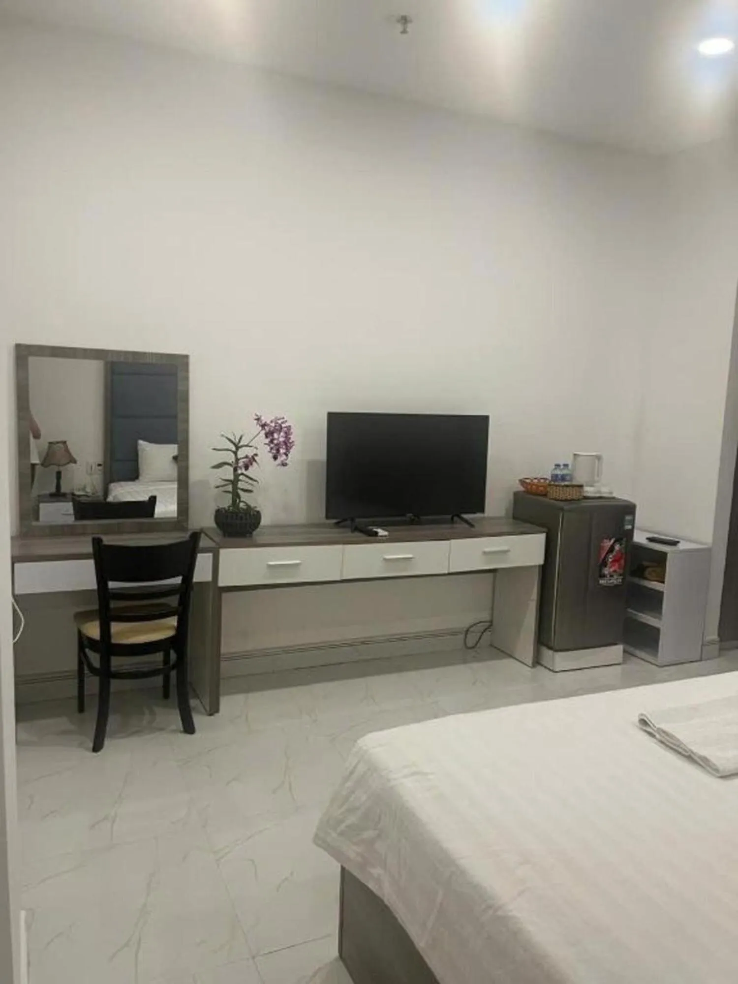 Communal lounge/ TV room, Bed in White Diamond Airport Hotel - TSN