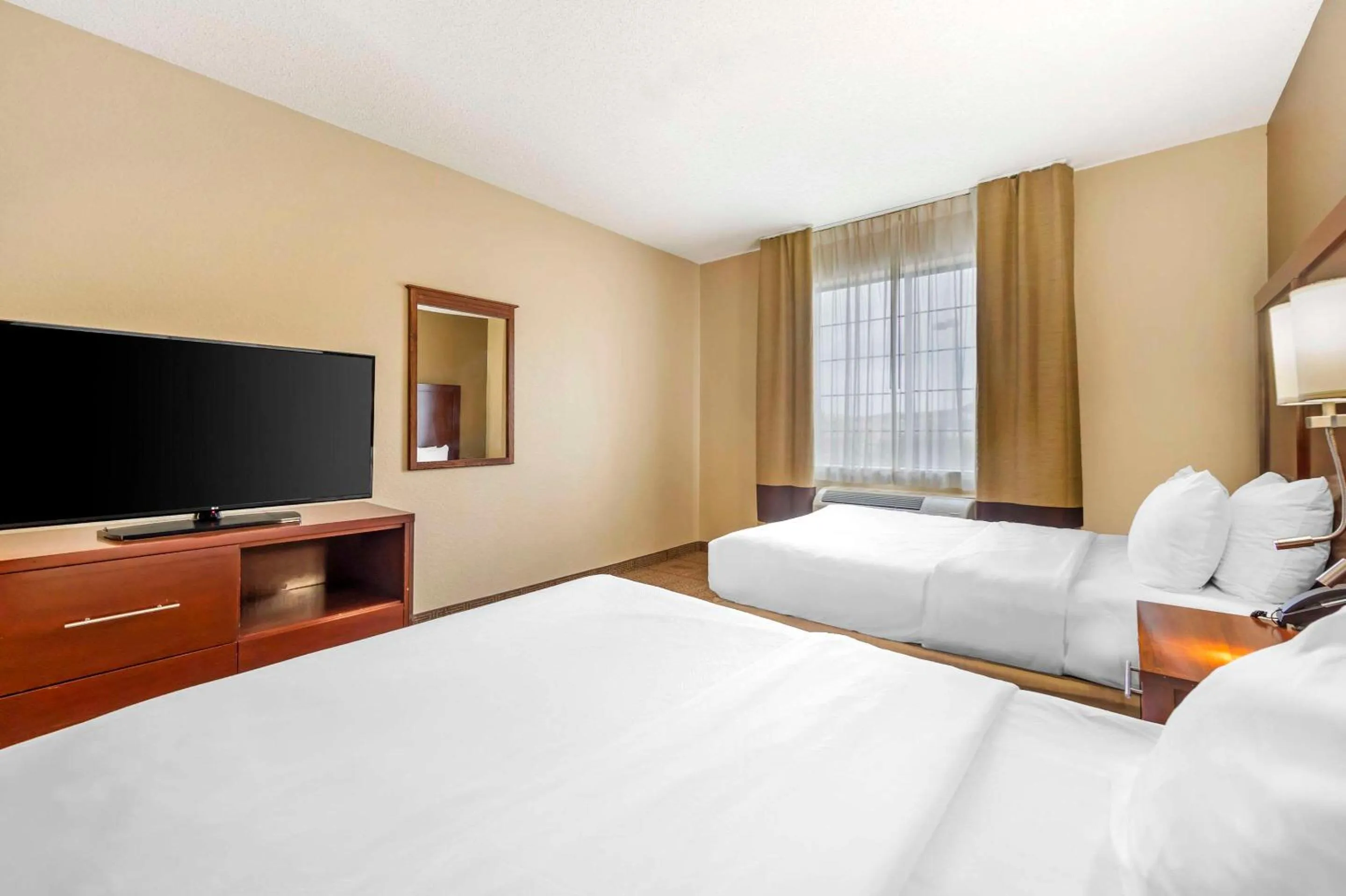 Bedroom, Bed in Comfort Suites Castle Rock - Denver South