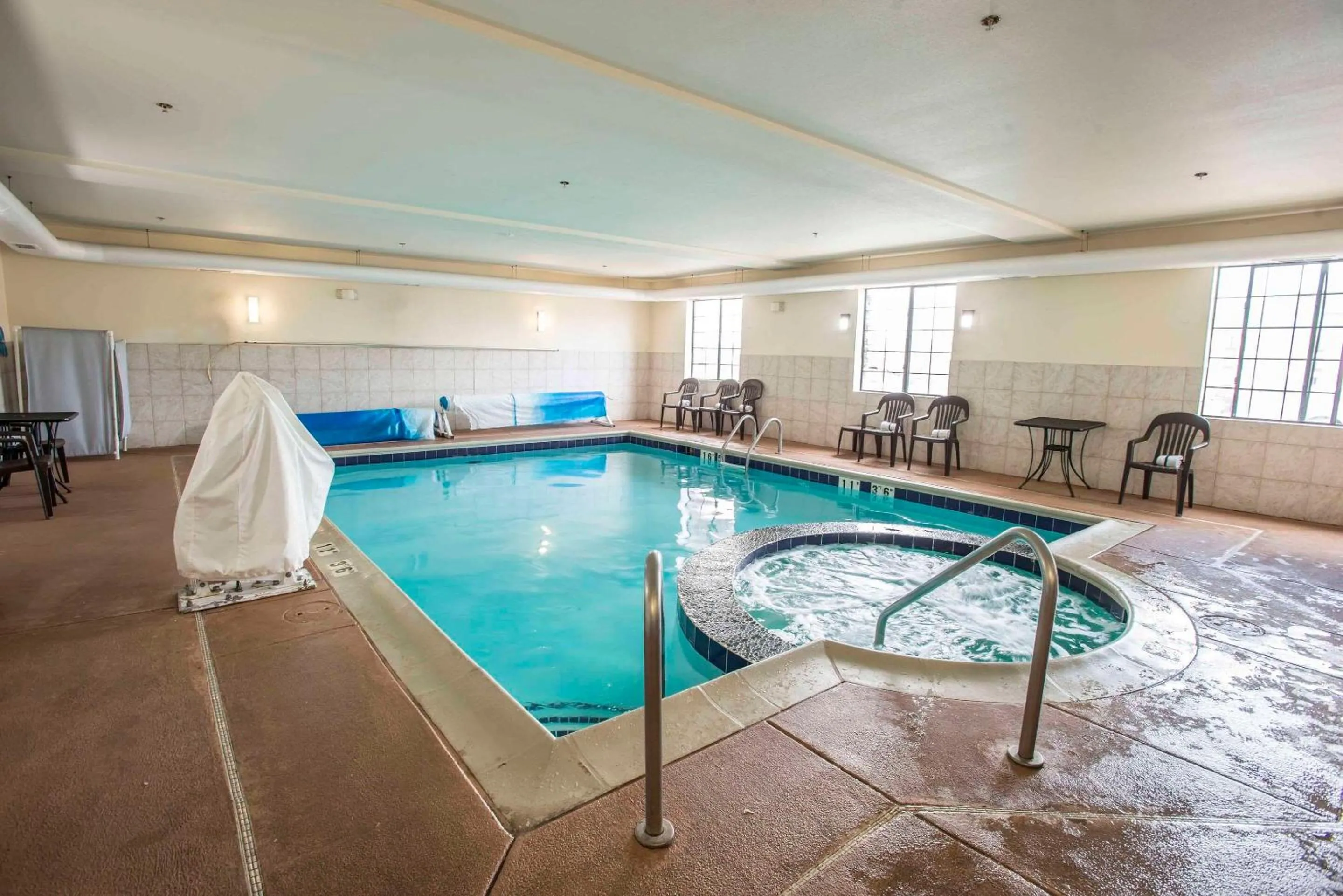 Swimming pool in Comfort Suites Castle Rock - Denver South