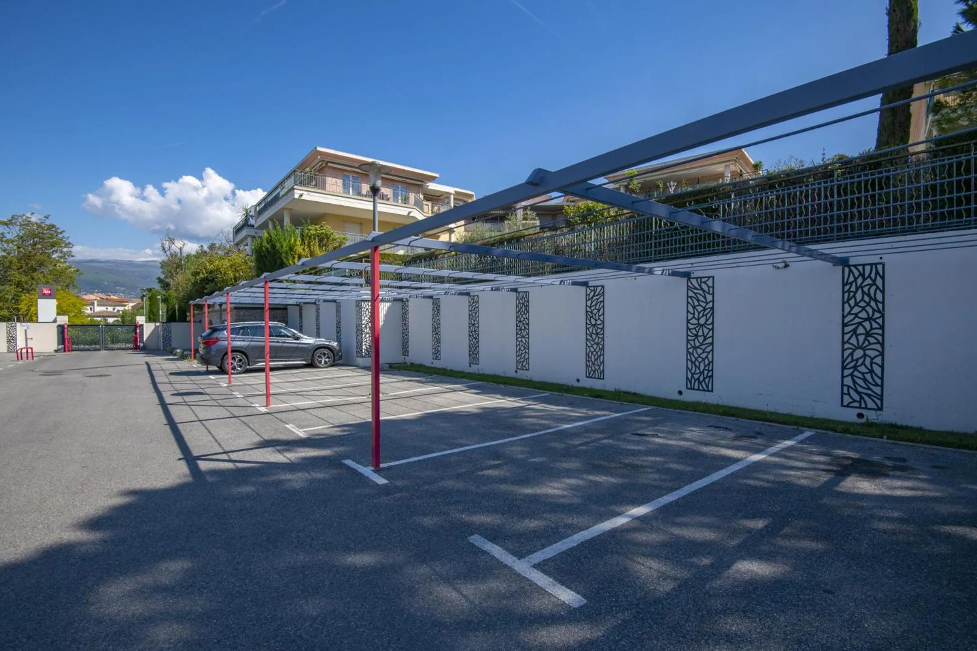 Parking in IBIS Cannes Mouans Sartoux Piscine parking gratuit